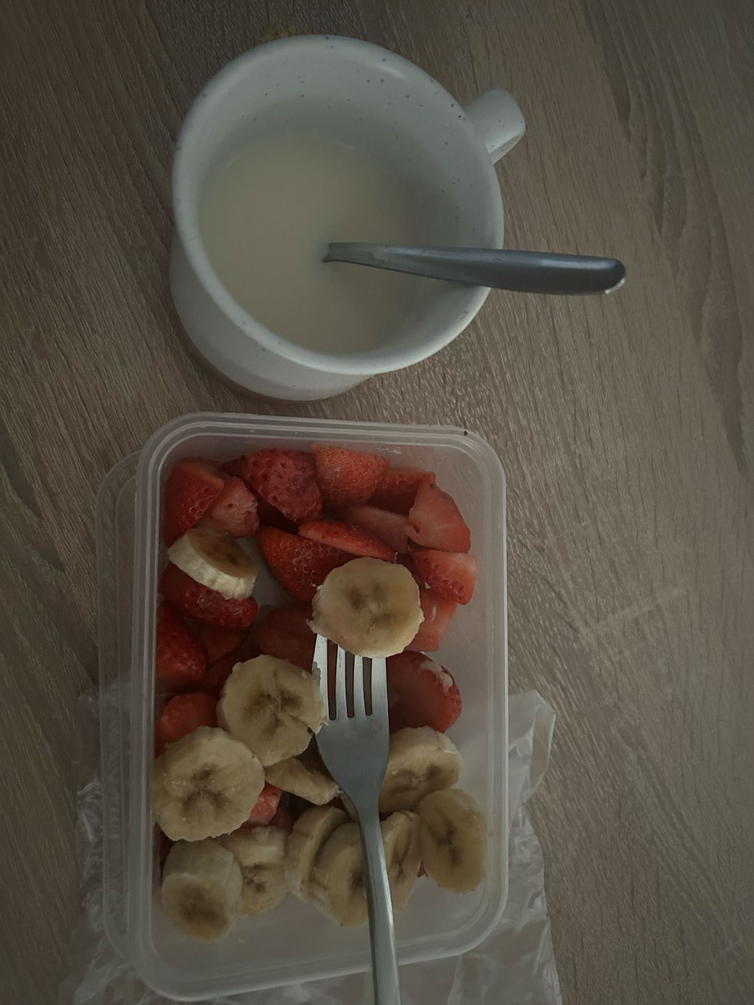 Fruta con leche desnatada y té rooibos