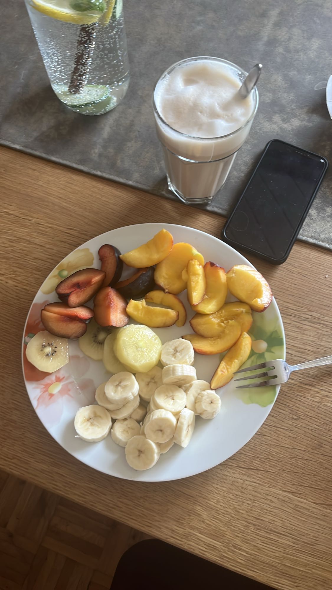 Obstteller mit Getränken