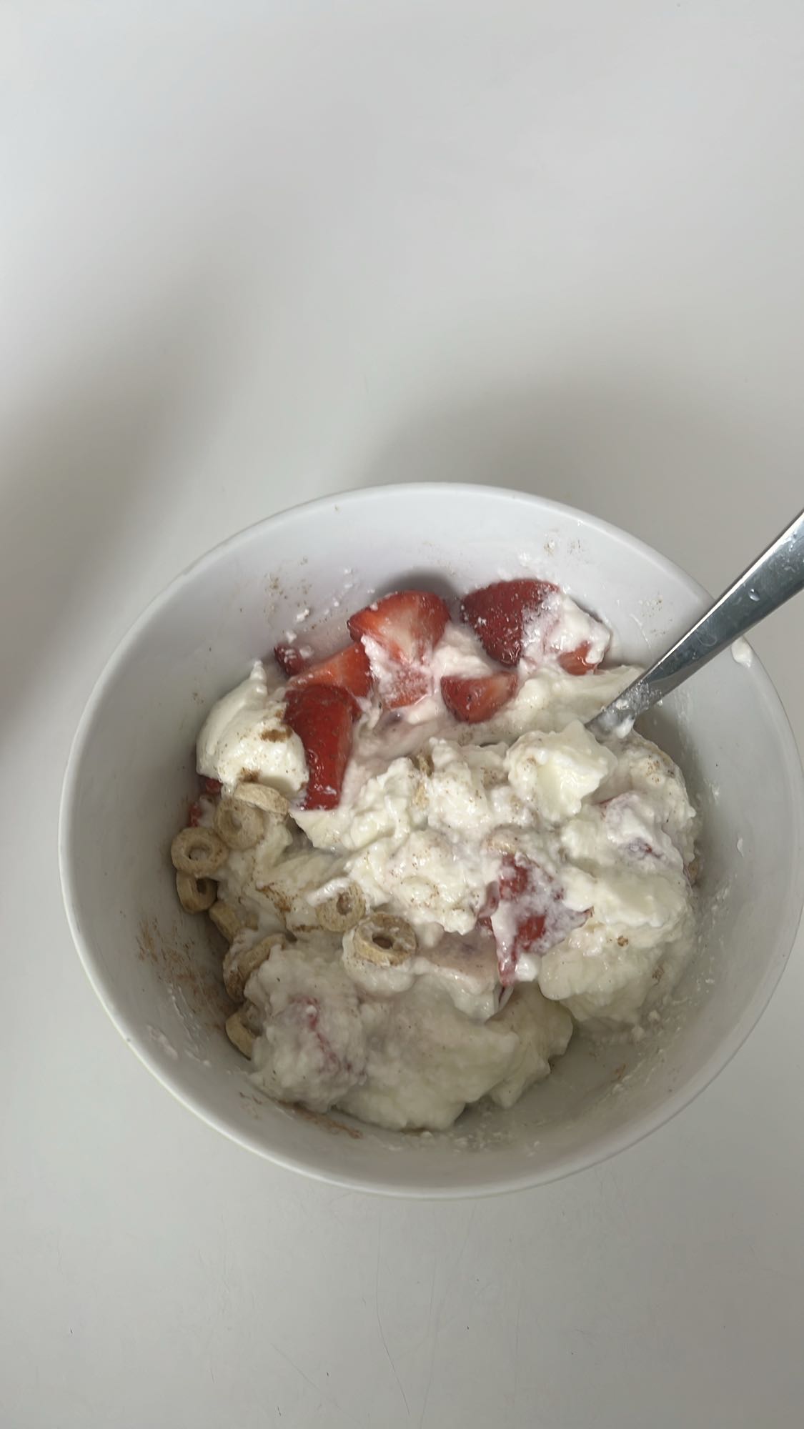 Yogur con fresas y cereal