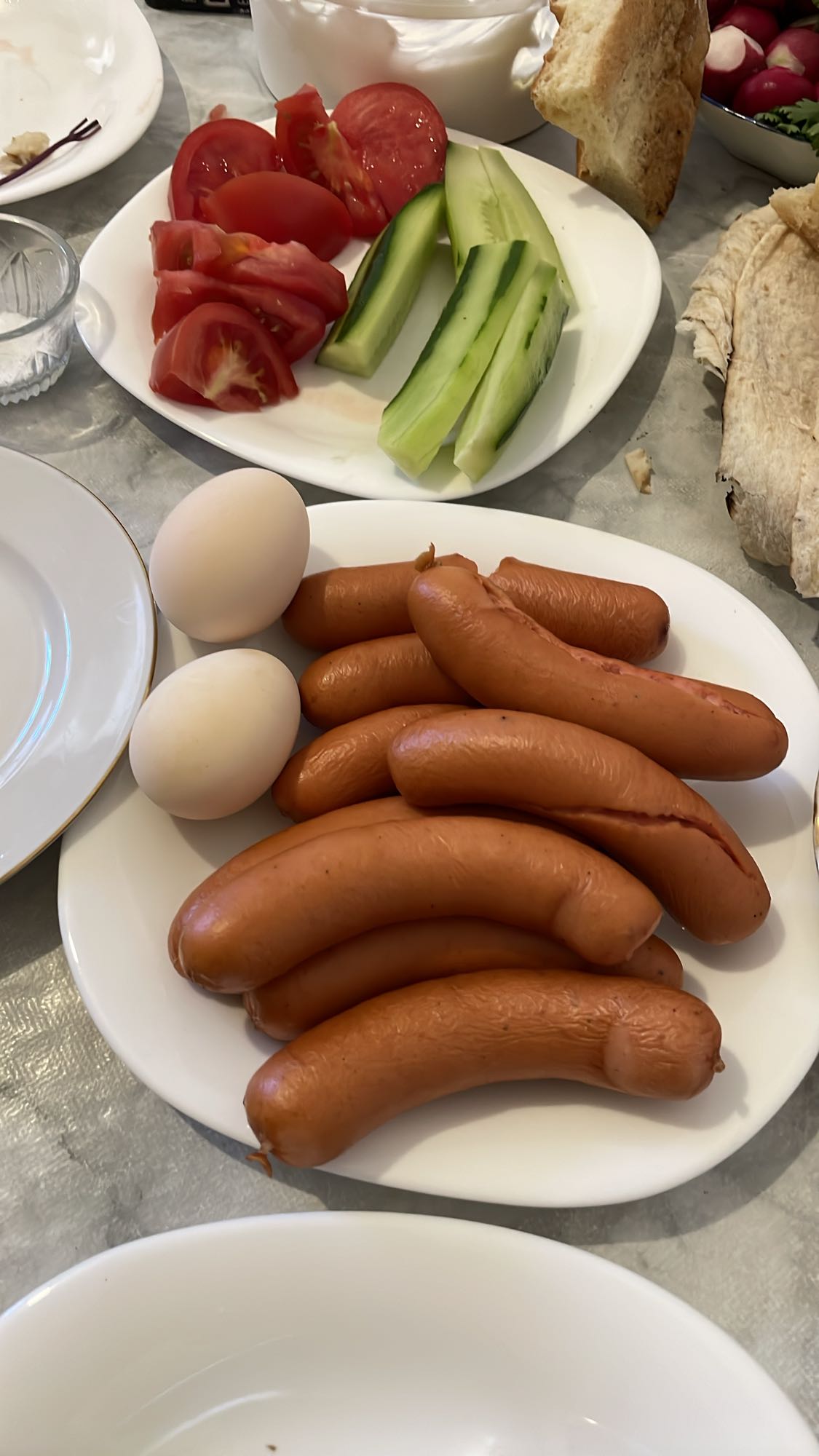 Завтрак с сосисками и яйцами