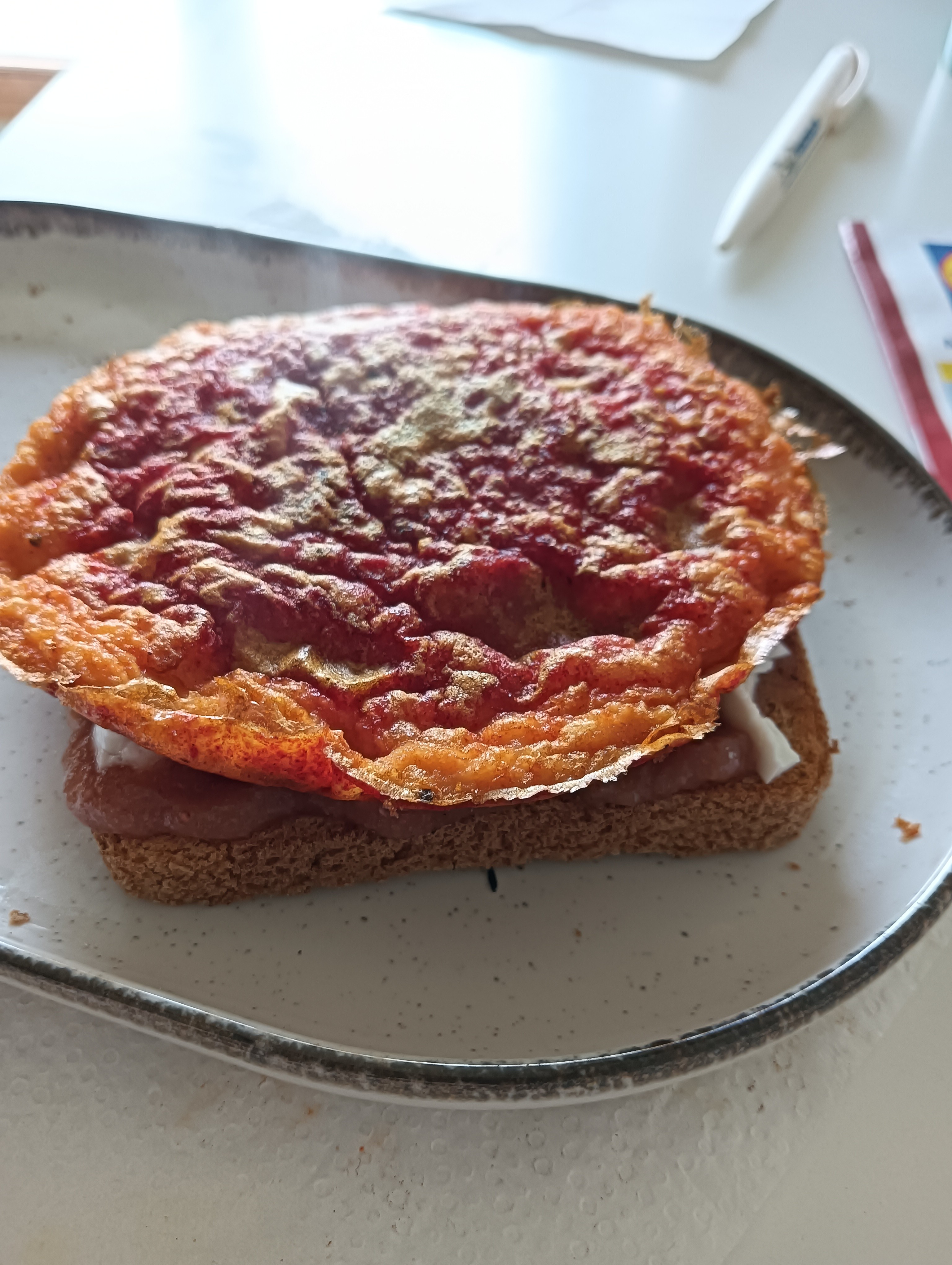Tostada con tortilla y tomate