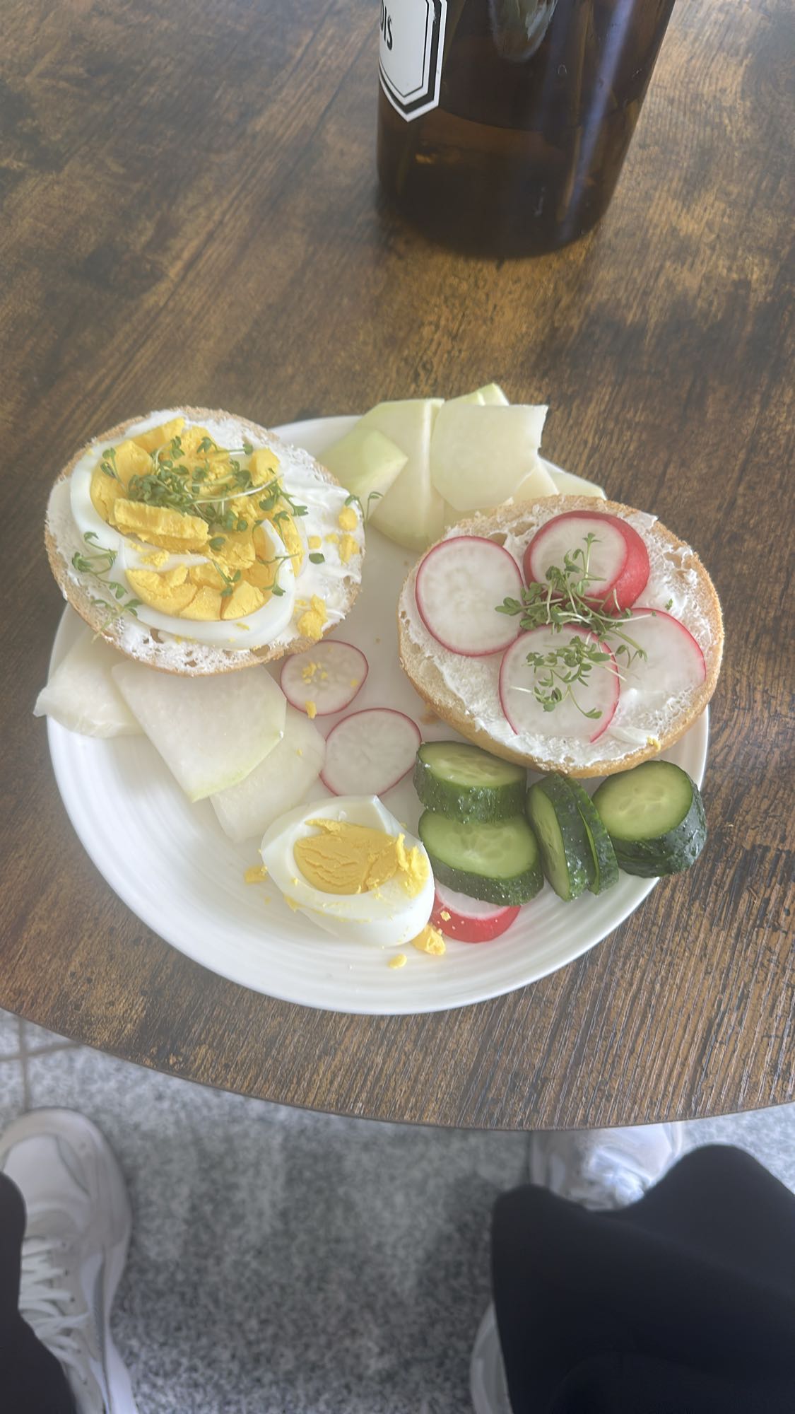 Bagel mit Ei und Gemüse
