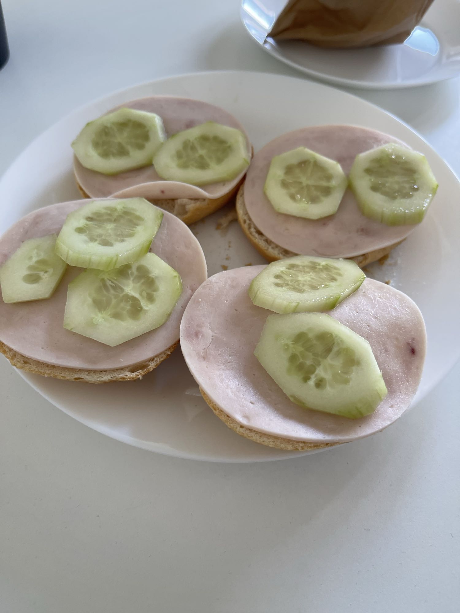 Kanapki z szynką i ogórkiem