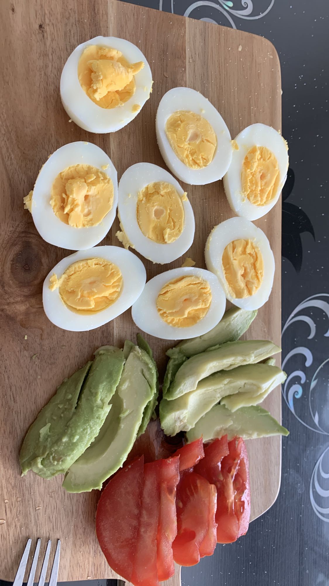 Ägg, avokado och tomat