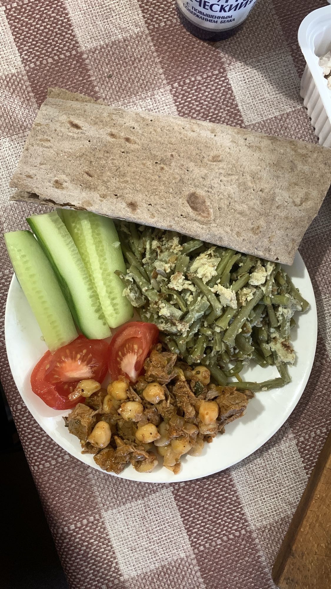 Овощи с мясом и хлебцем