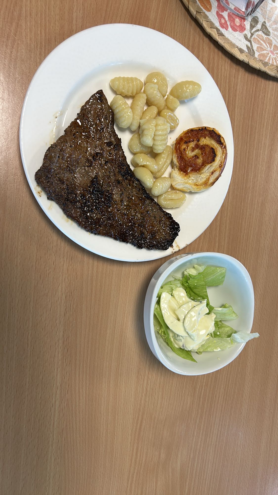 Bifana mit Gnocchis, Salat und Ei