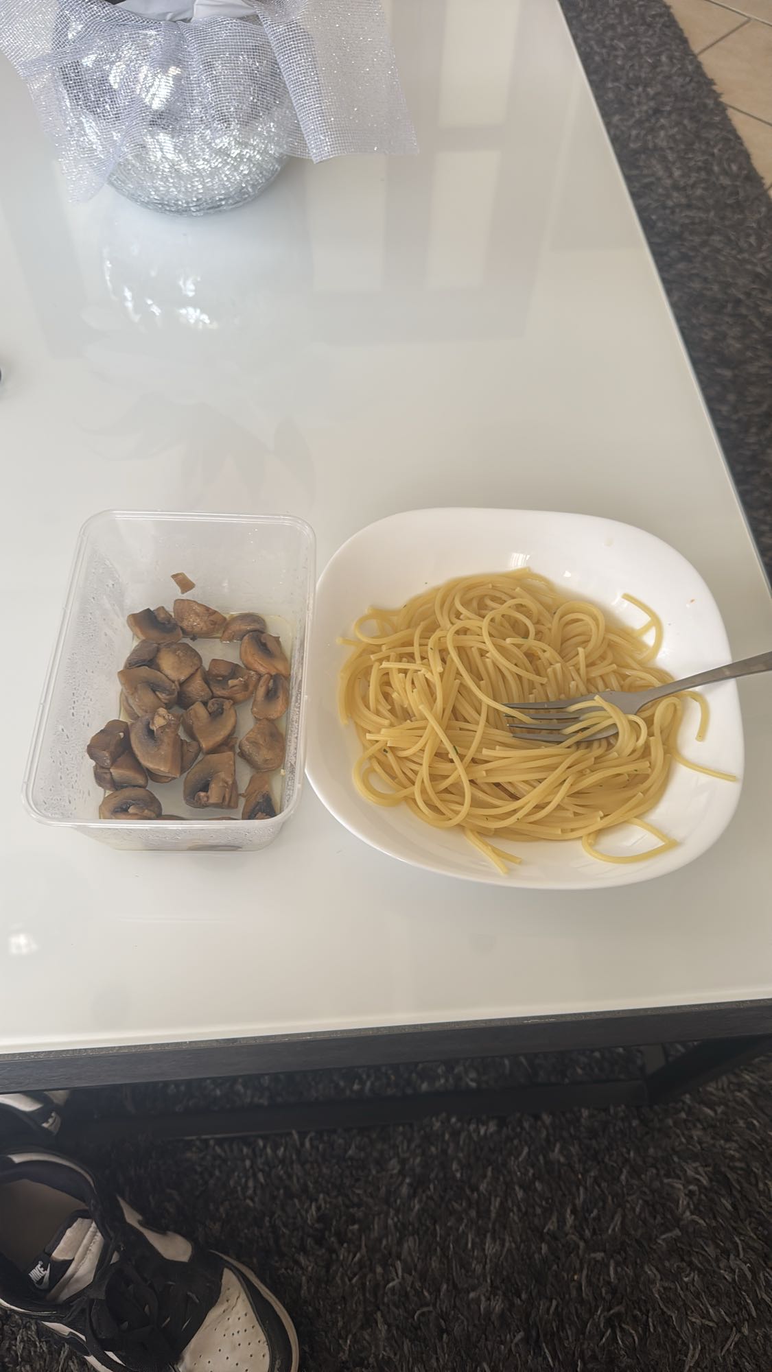 Plain pasta with mushrooms