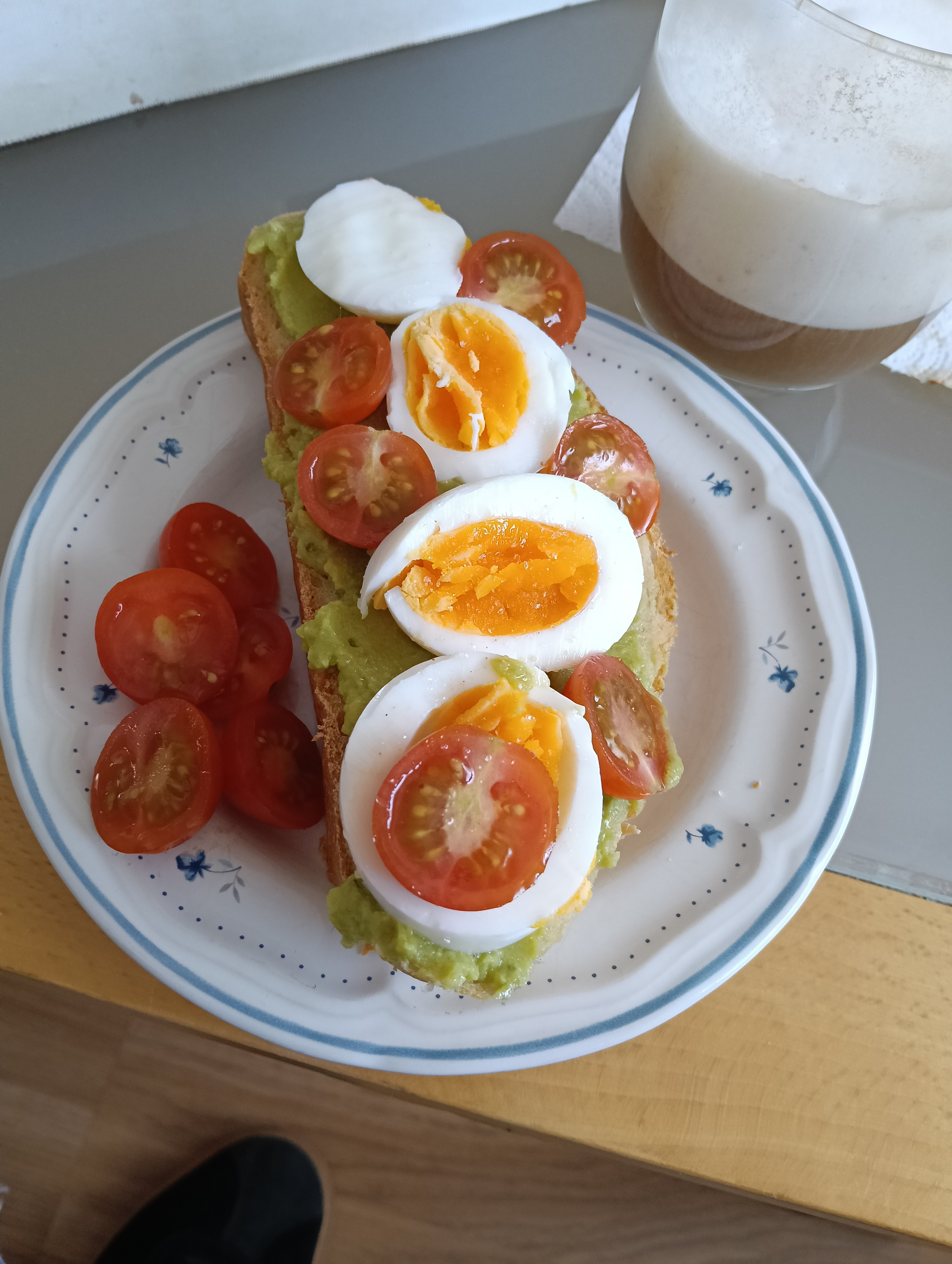 Tostada con huevo y aguacate