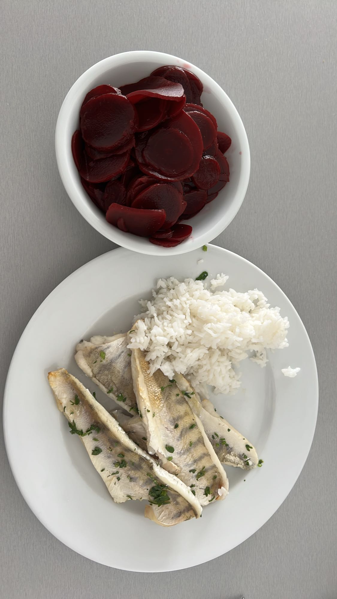 Ryba z ryżem i burakami