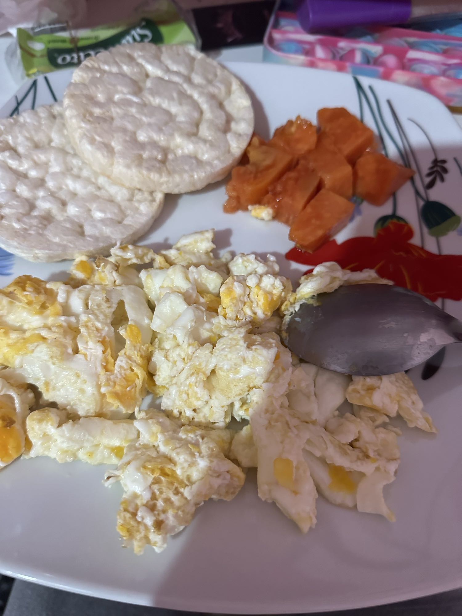 Huevos con arroz y papaya