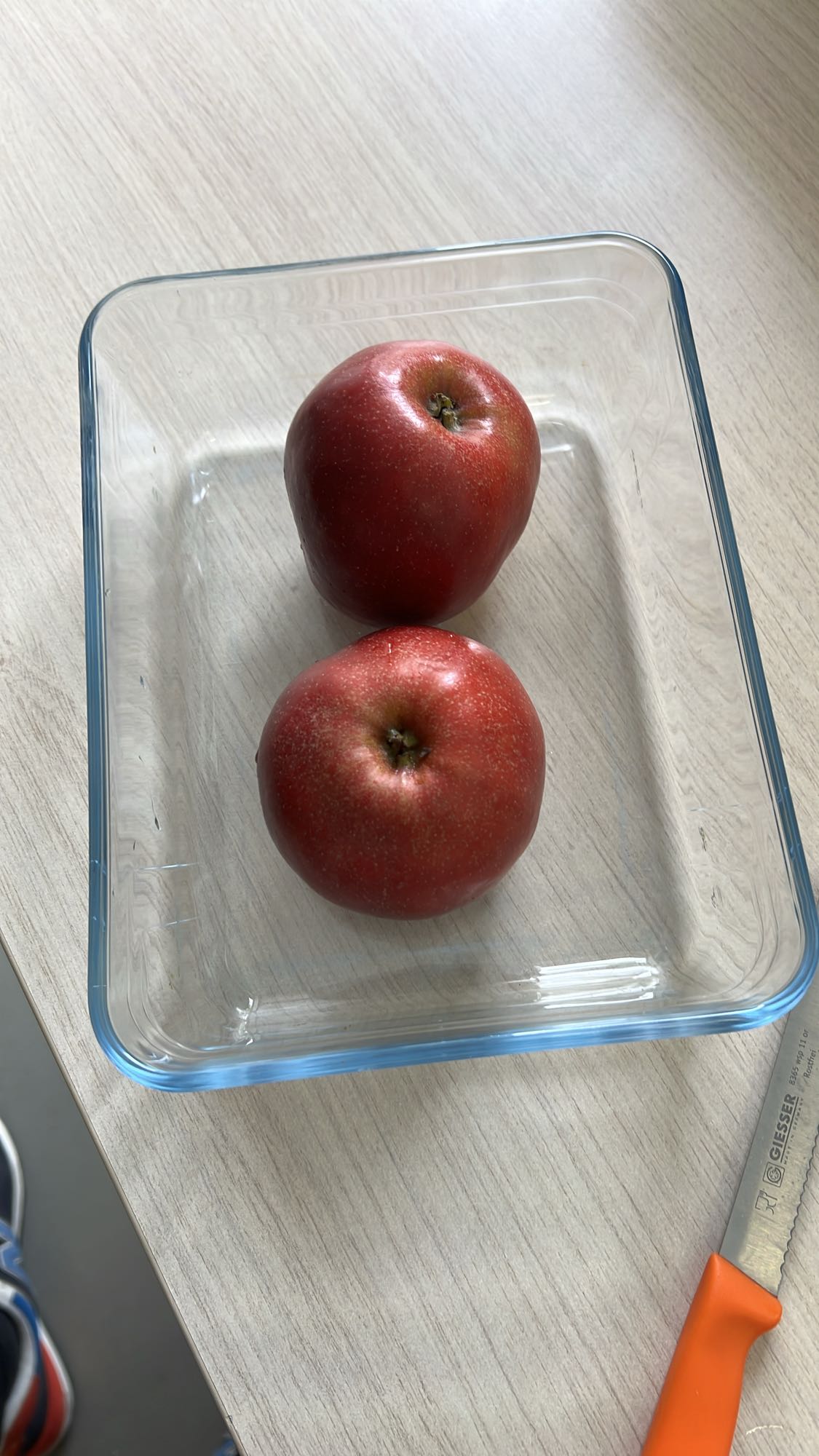 Dwa czerwone jabłka