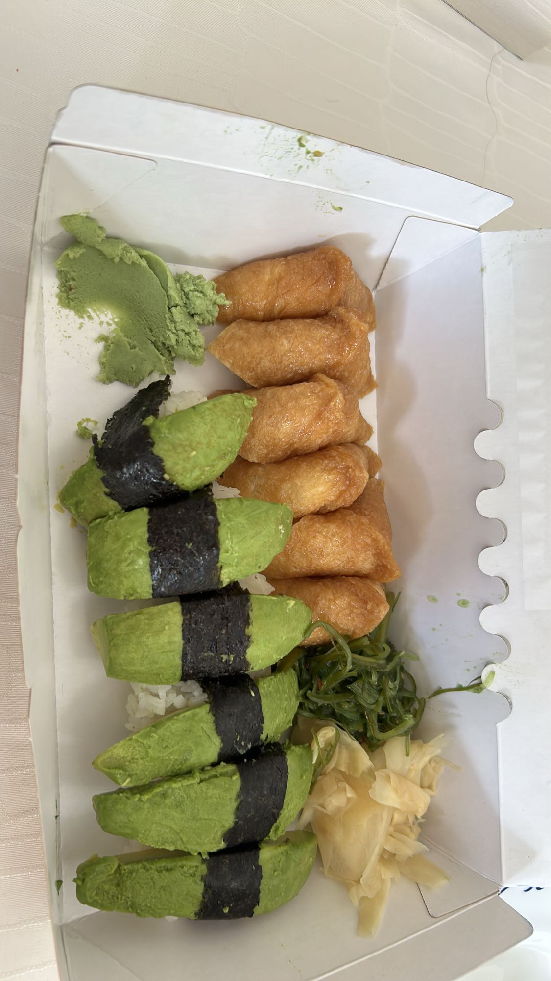 Avokado & inari sushi