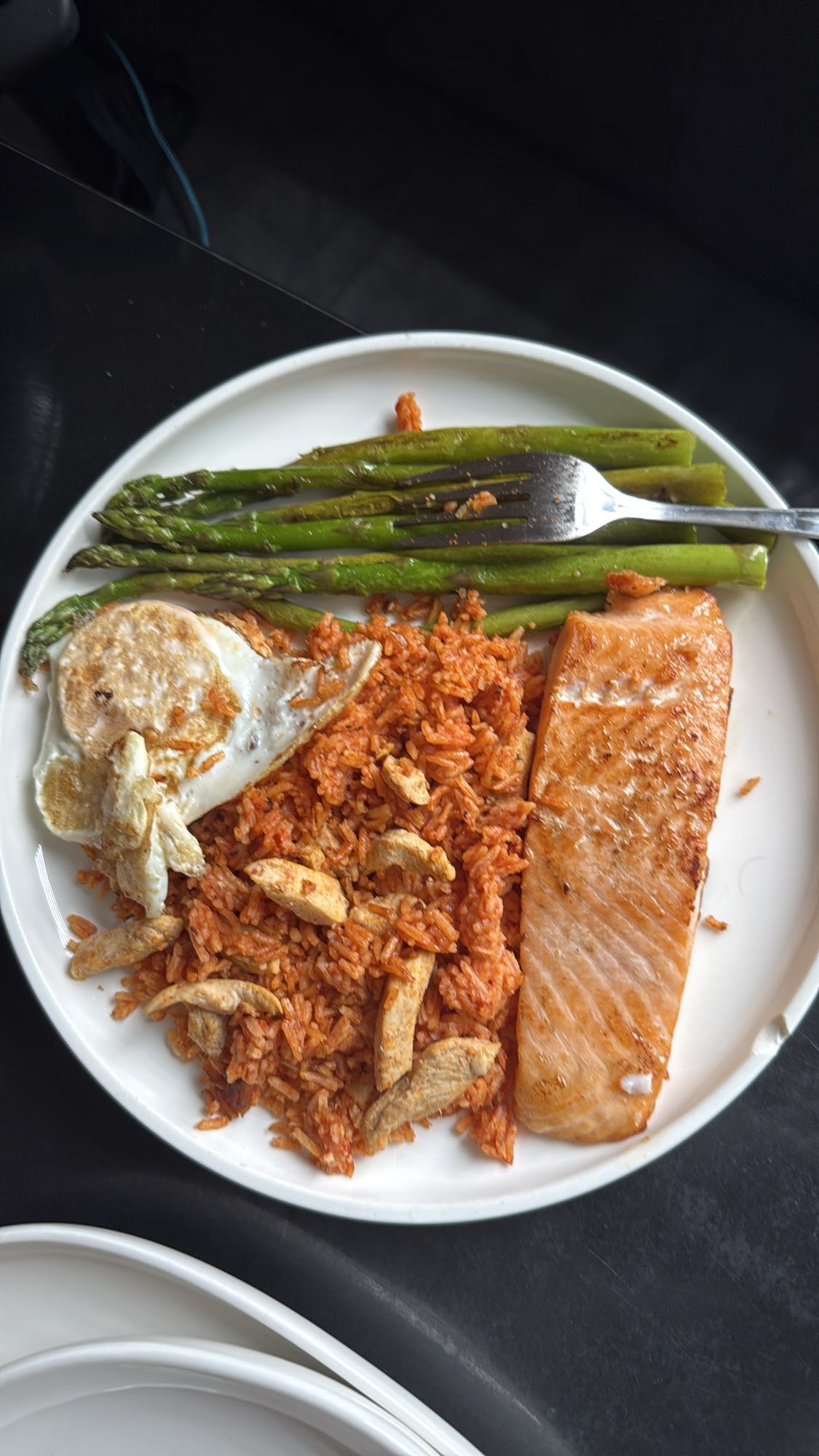 Salmón con arroz y espárragos