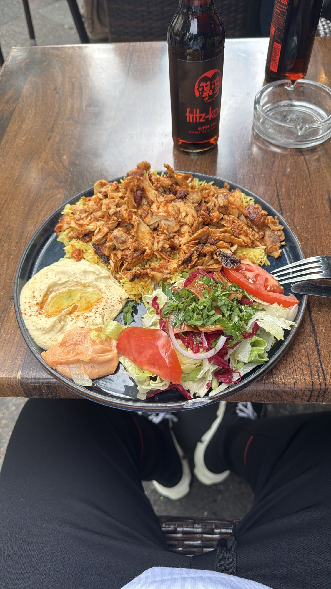 Hähnchen mit Reis und Salat