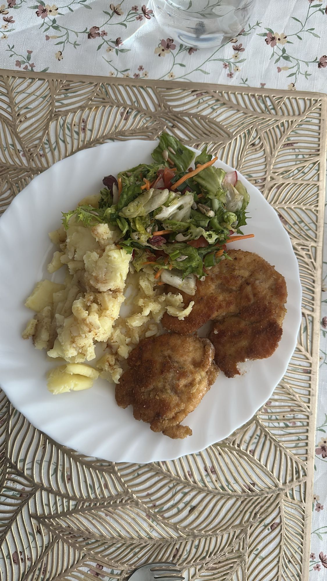 Kotlet z ziemniakami i sałatką