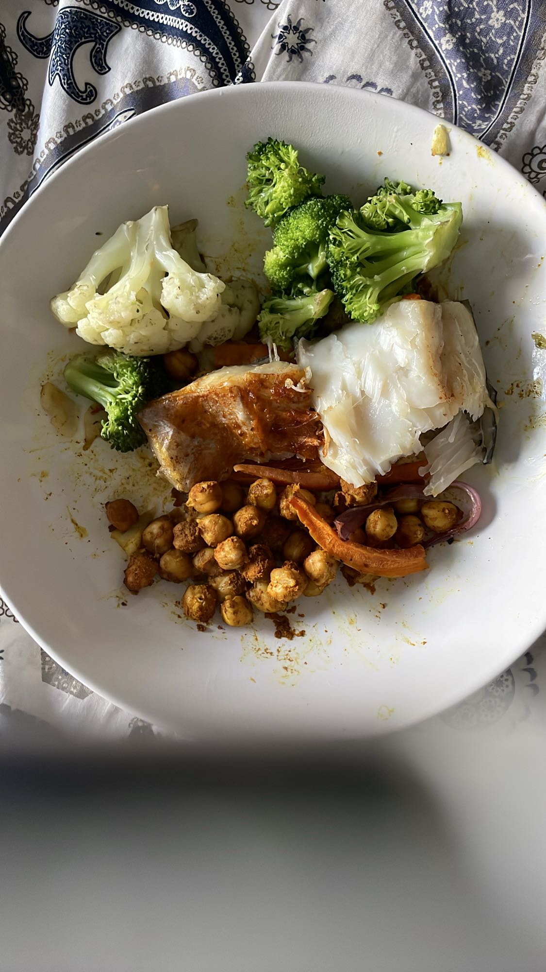 Peixe com legumes e grão