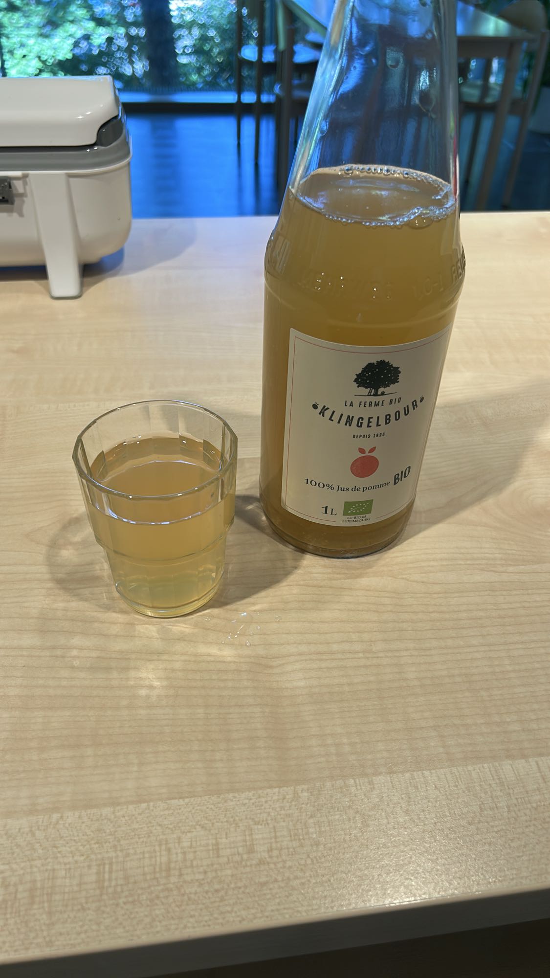Ein Mini Glas jus de pomme