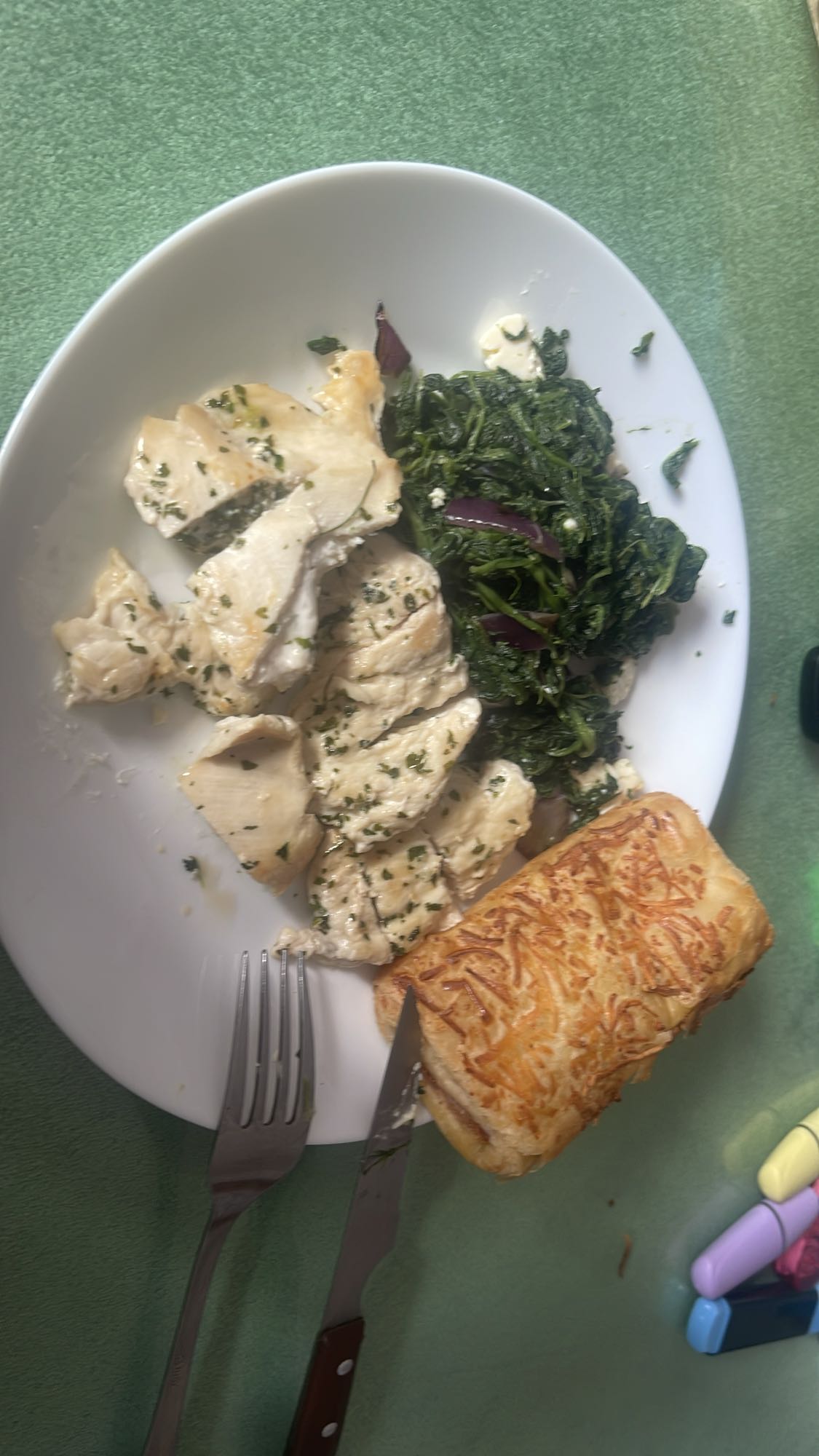 Pollo con espinacas y pan