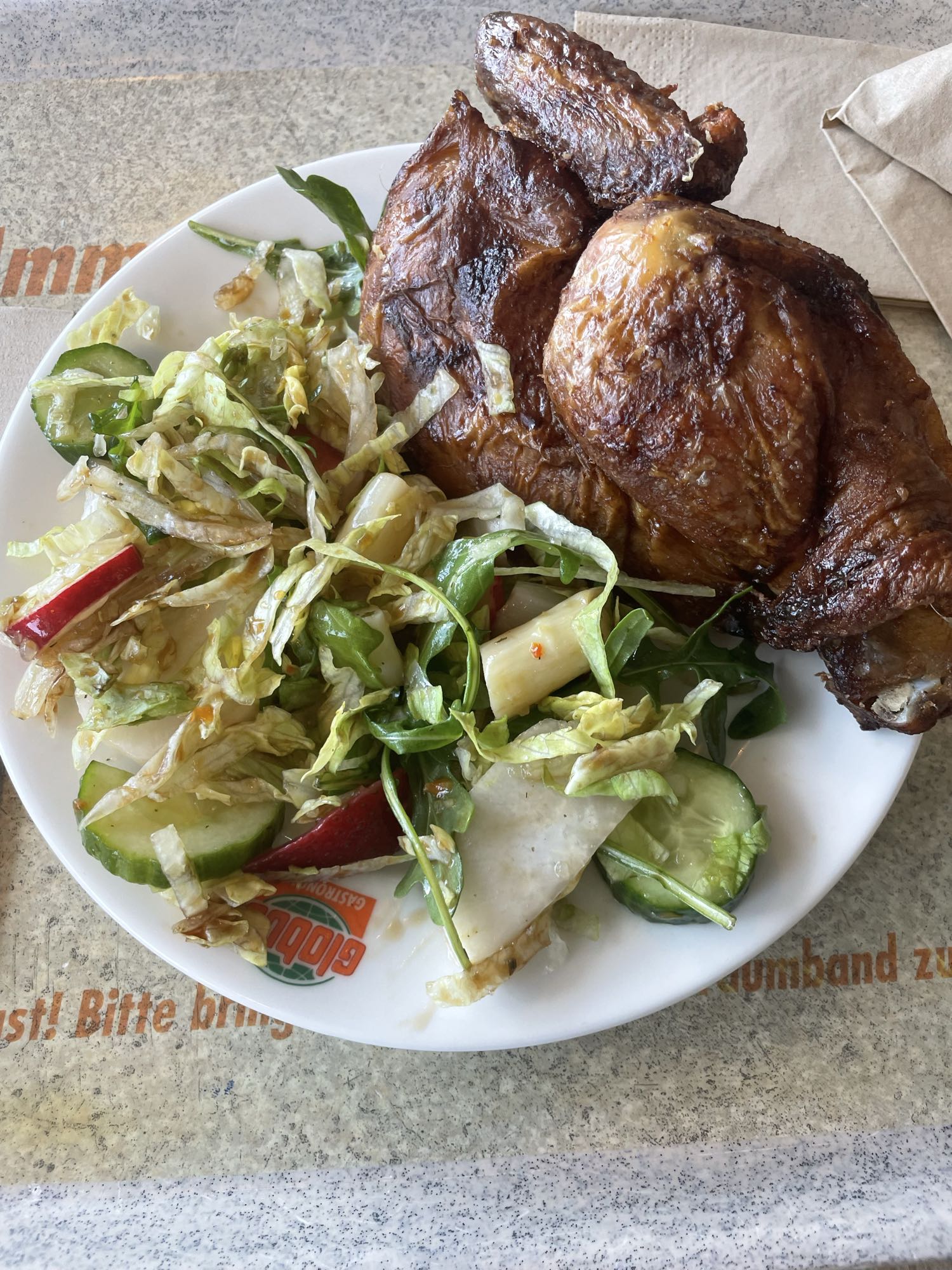 Brathähnchen mit Salat