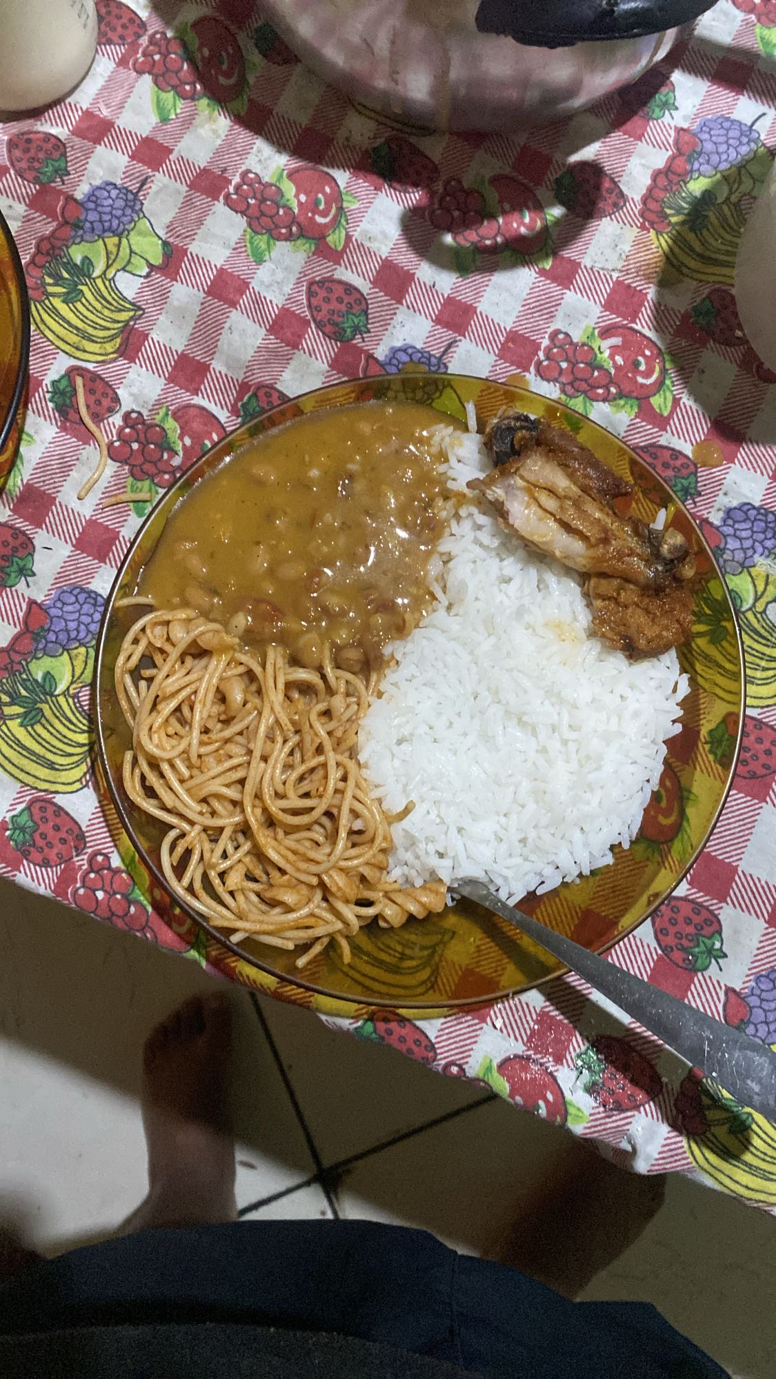 Arroz, feijão, frango e macarrão