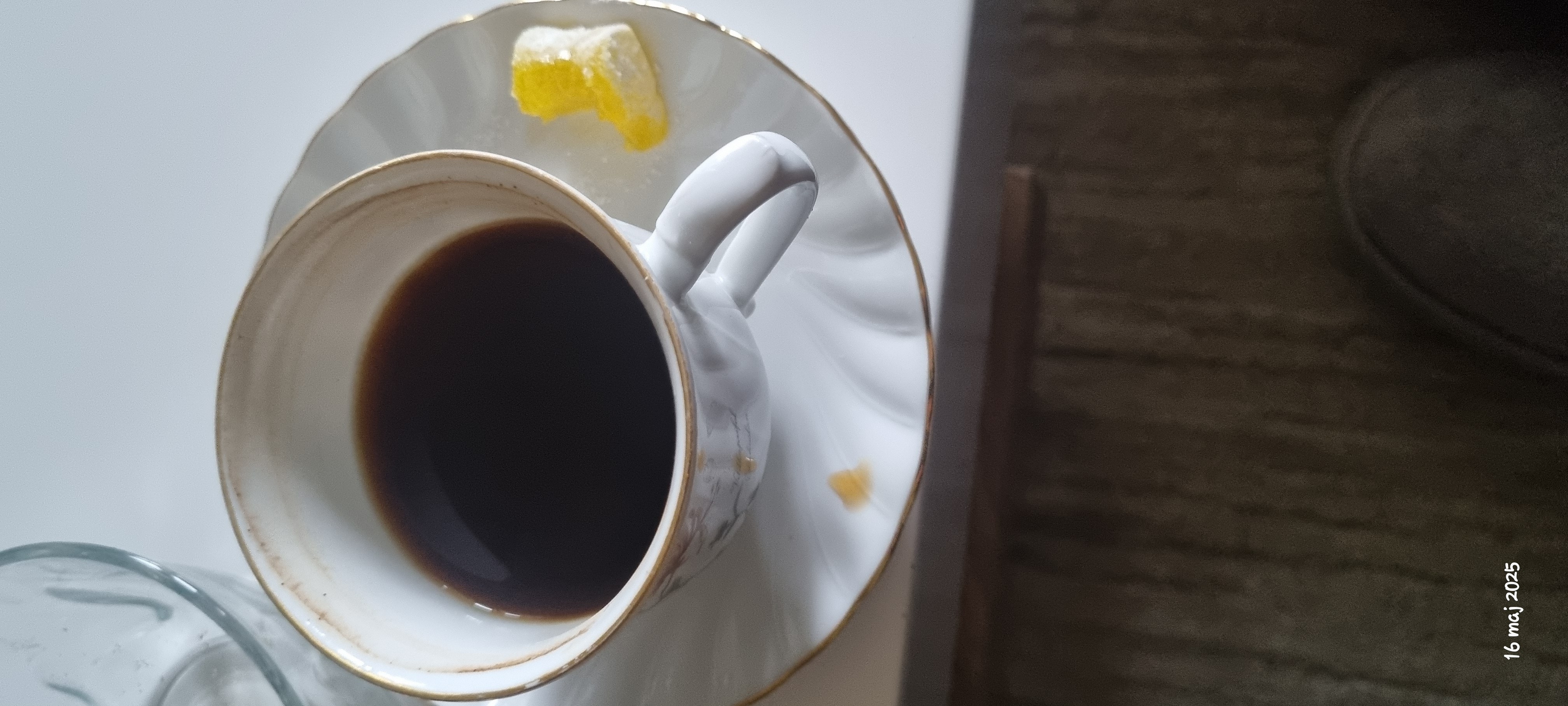 Svart kaffe med godis