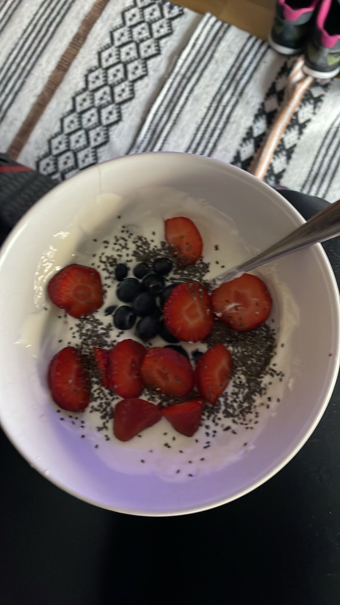 Iogurte com frutas e chia