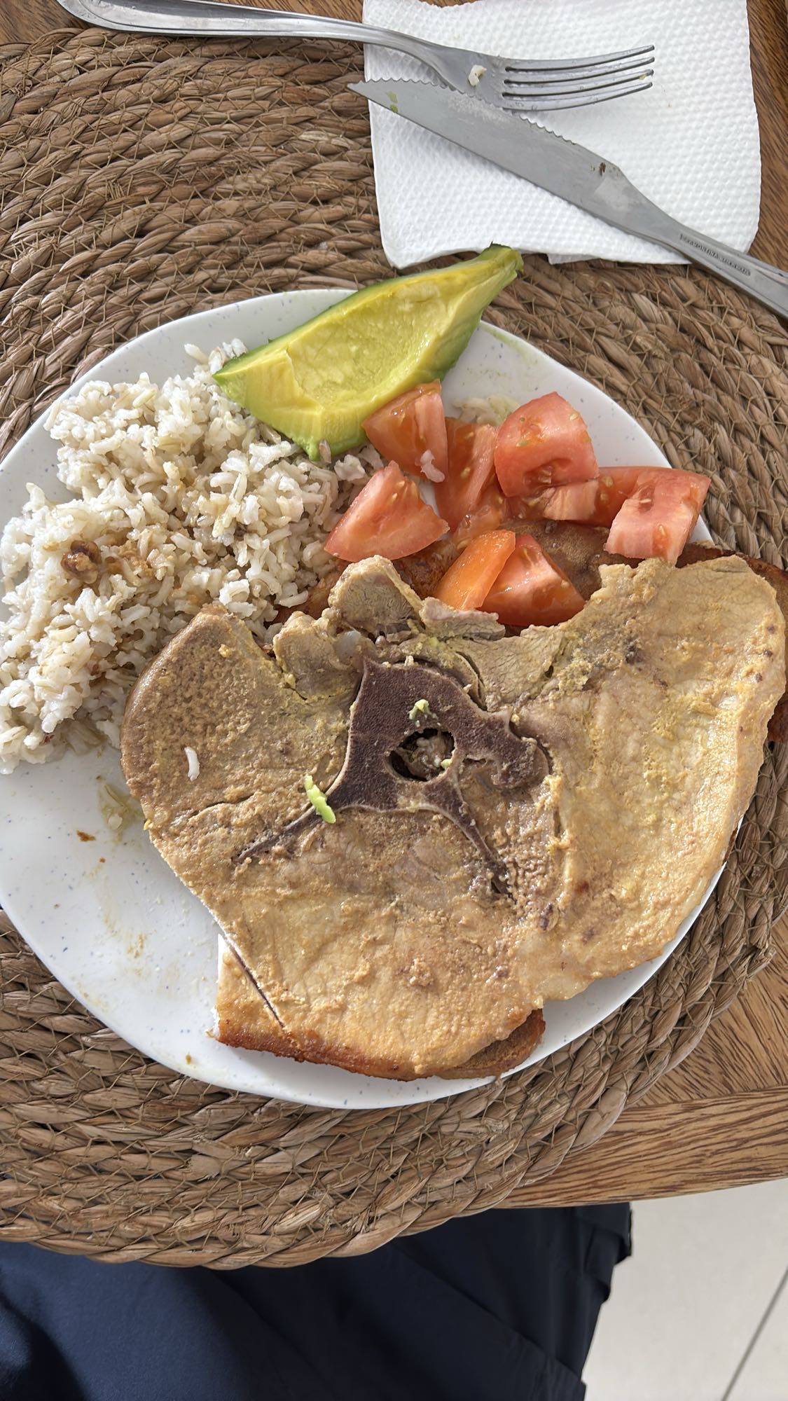 Bistec con arroz y ensalada