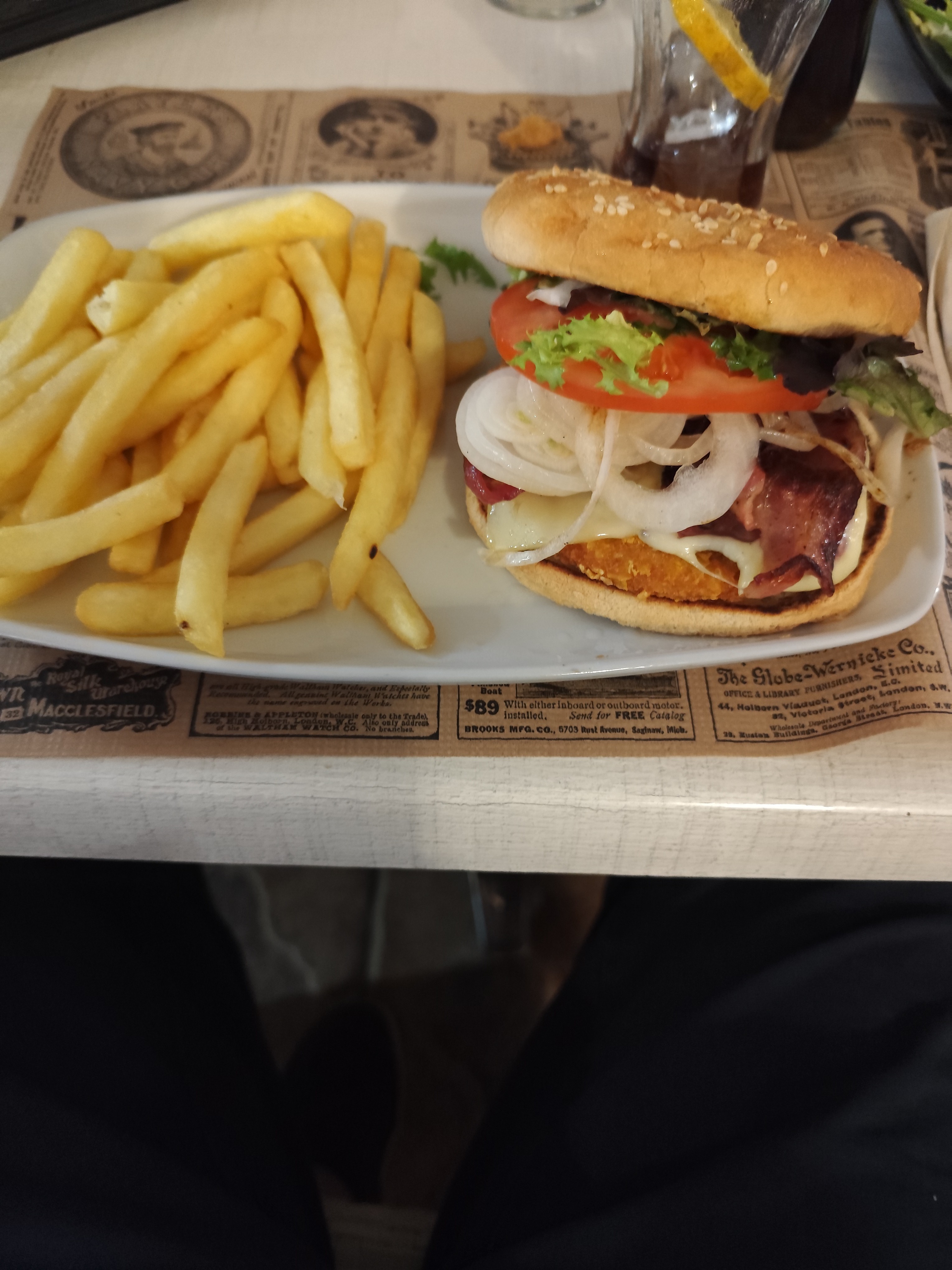 Hamburguesa con papas fritas