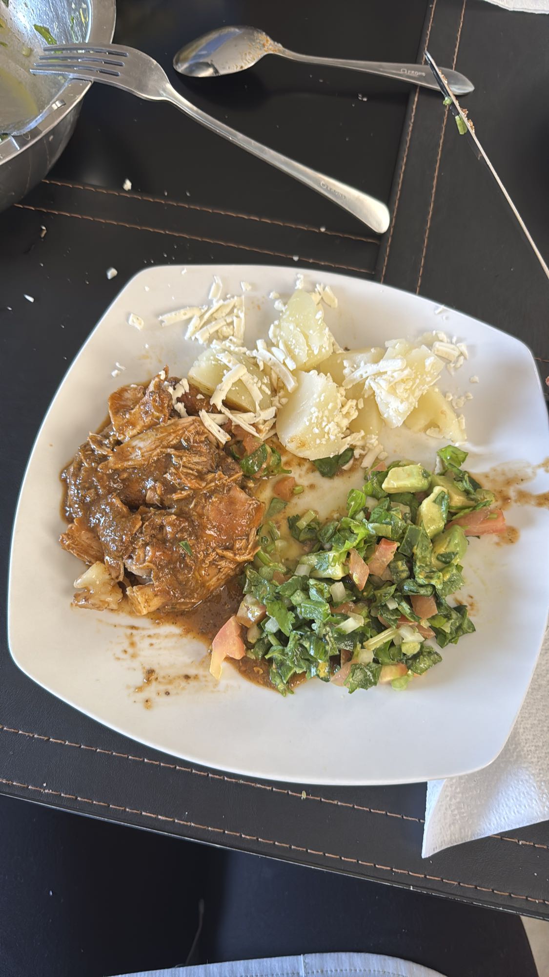 Pollo en salsa con ensalada
