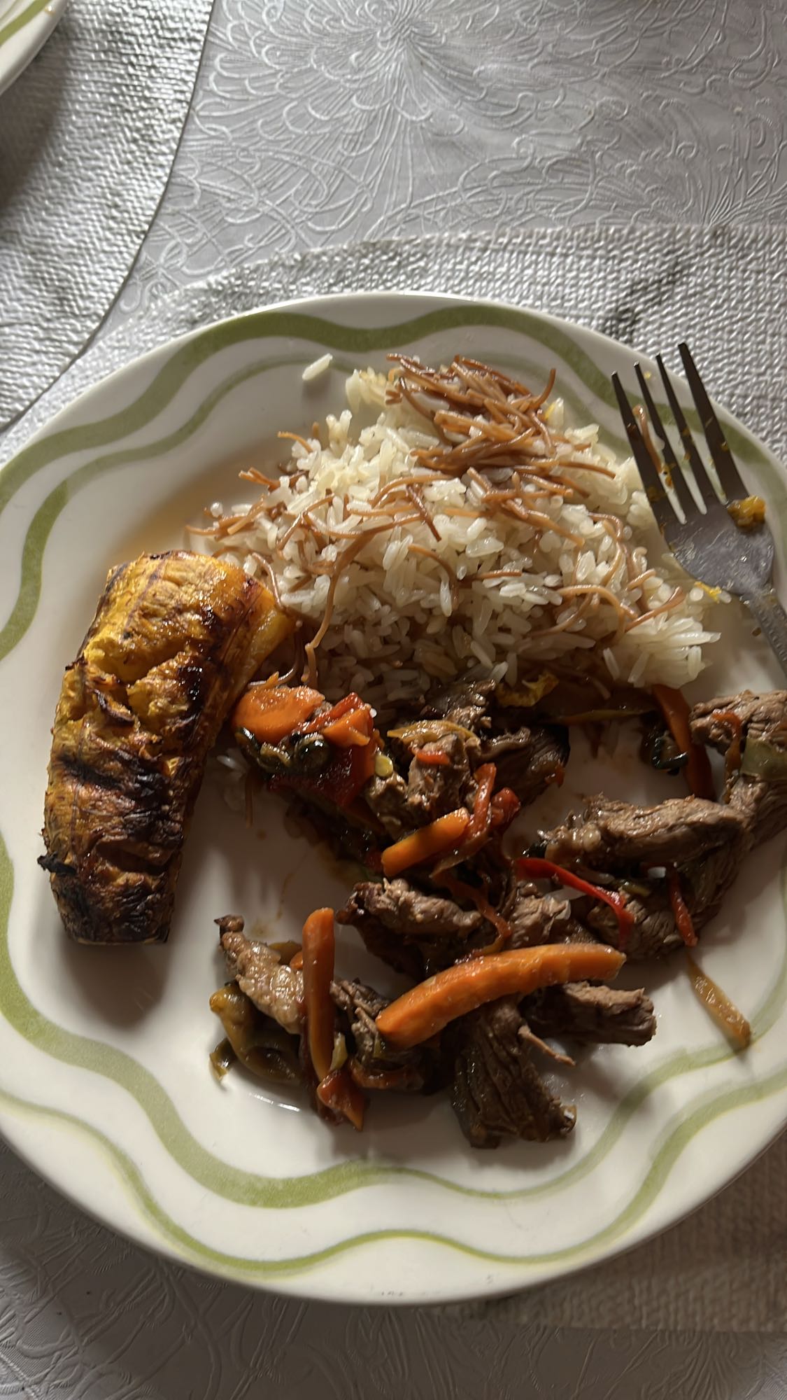 Arroz con carne y plátano