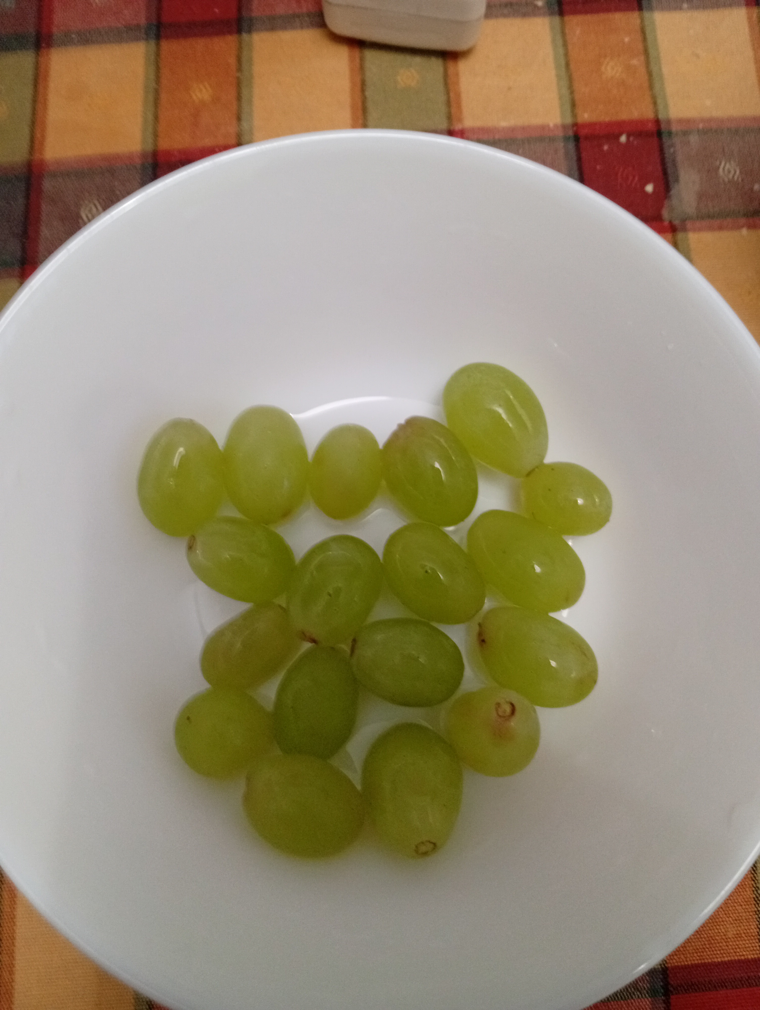 Uvas verdes en plato