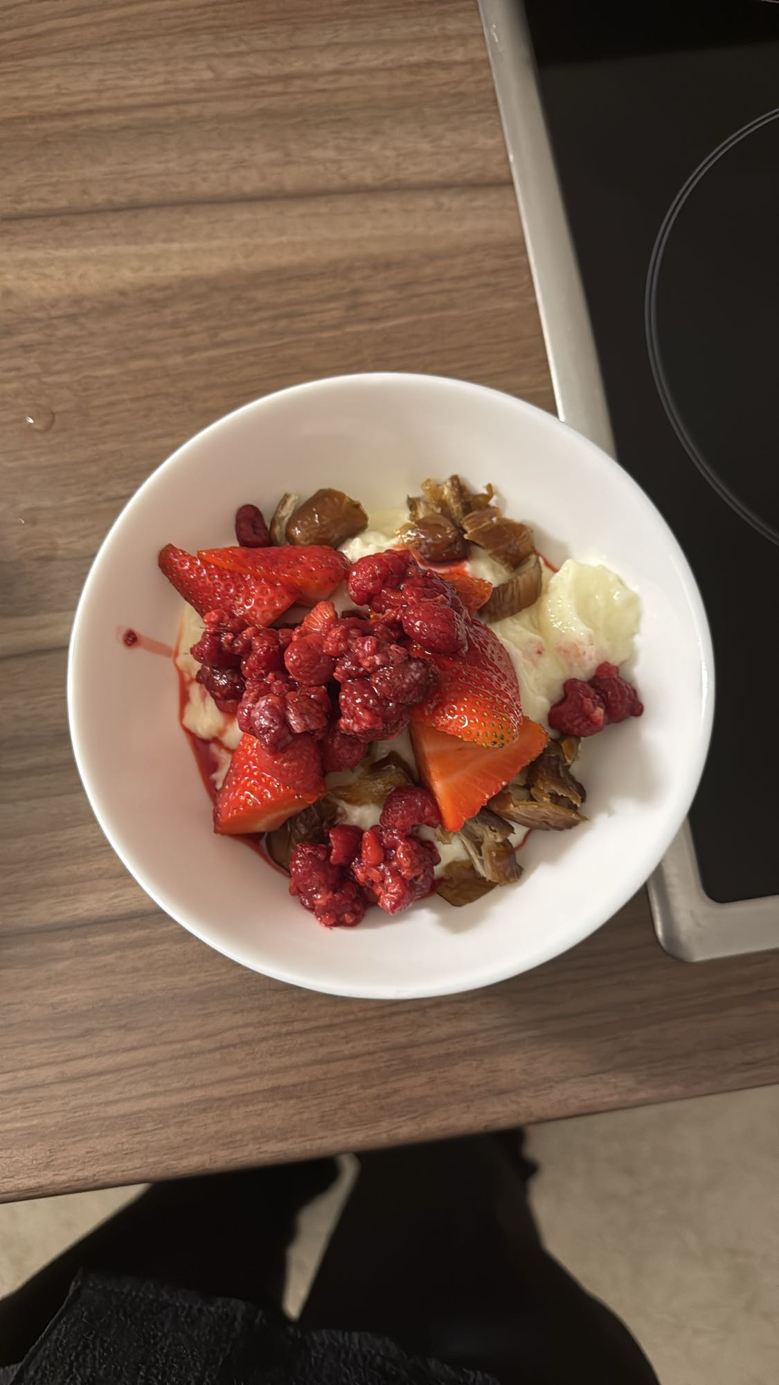 Kleine Portion High Protein Griesspudding ohne Zuckerzusatz mit Himbeeren und Erdbeeren