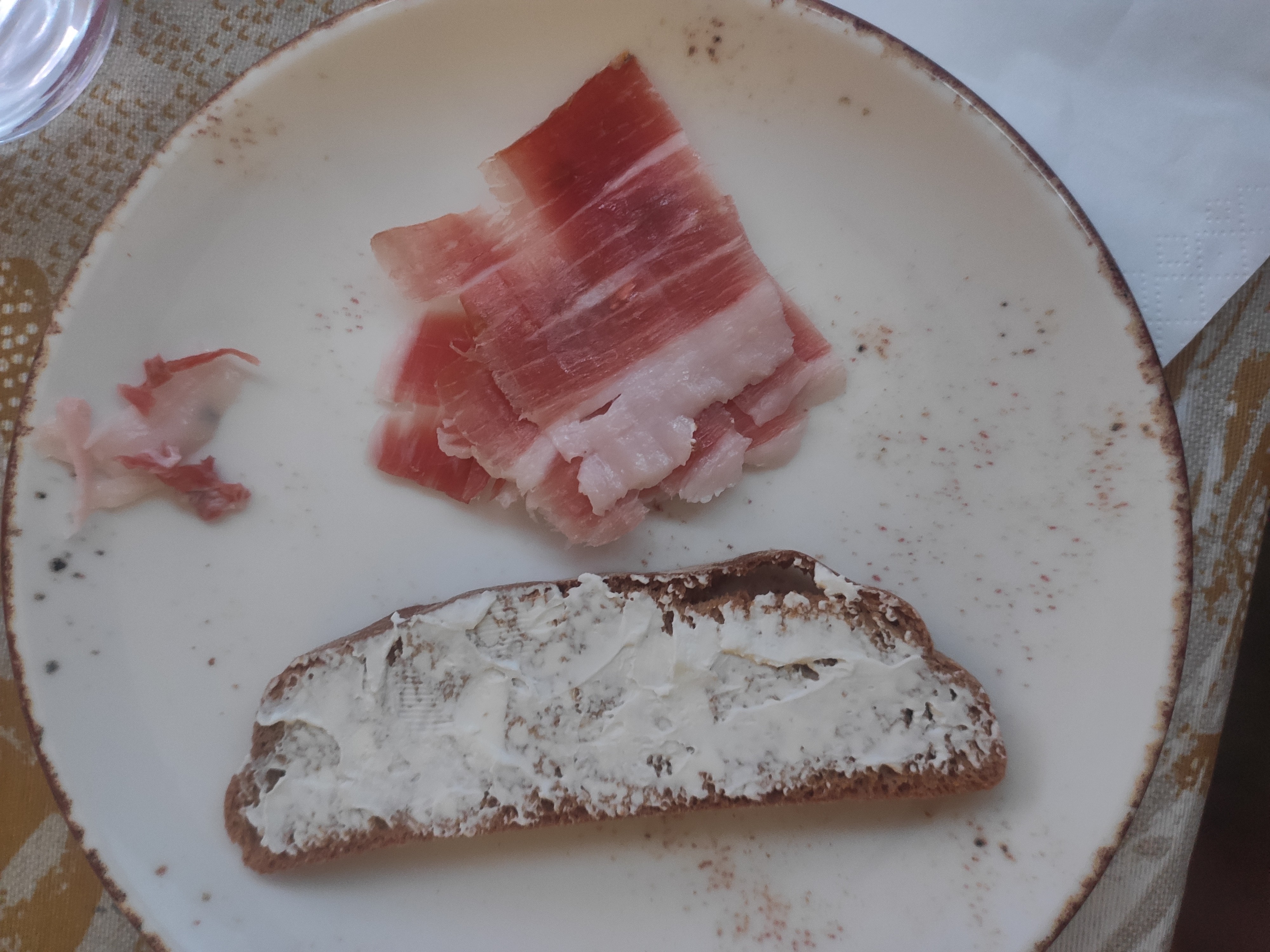 Pan con jamón y queso