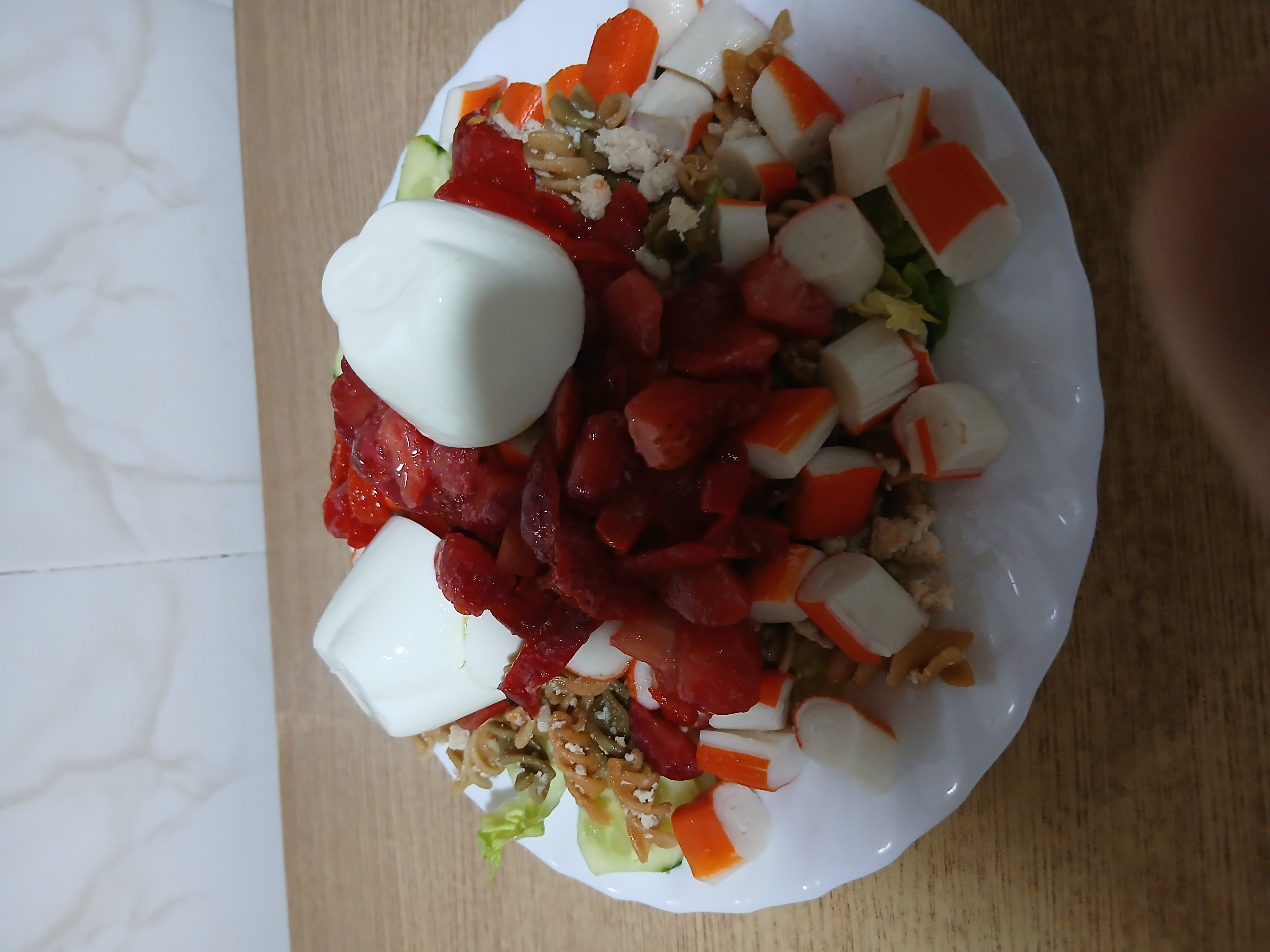 Ensalada con huevo y surimi
