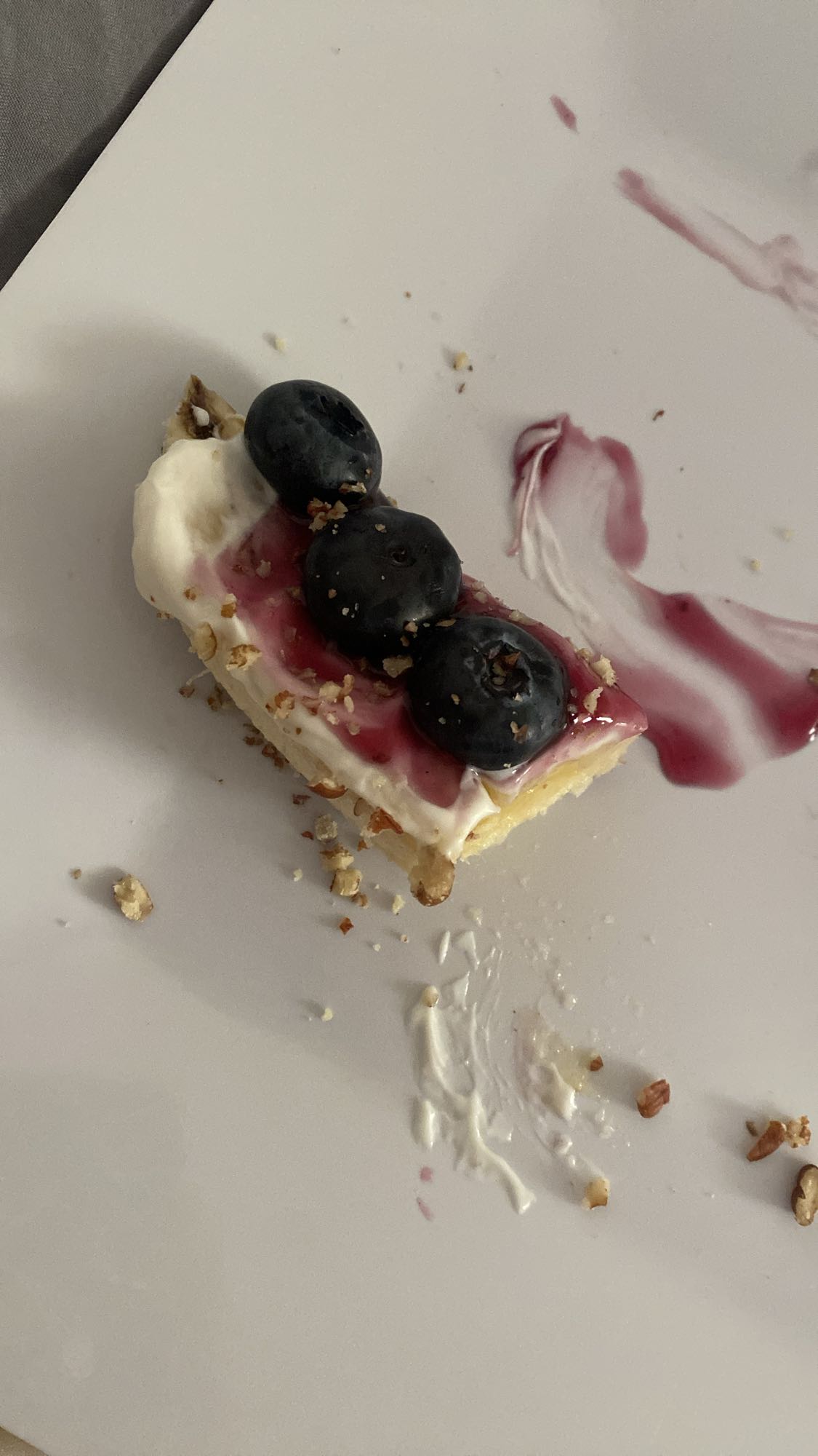 Media banana con yogurt griego, arándanos y nueces