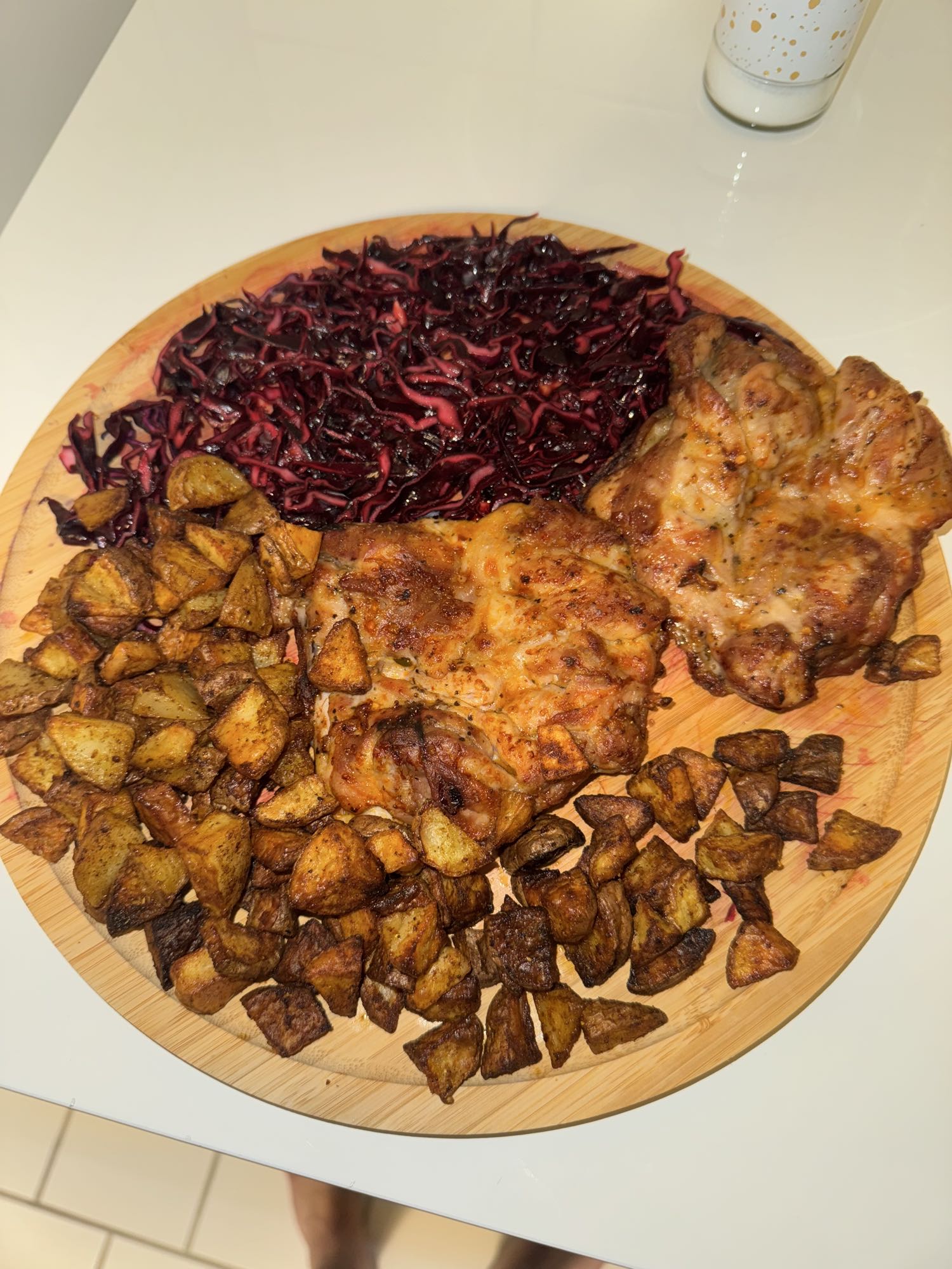Hähnchen mit Kartoffeln und Rotkohl