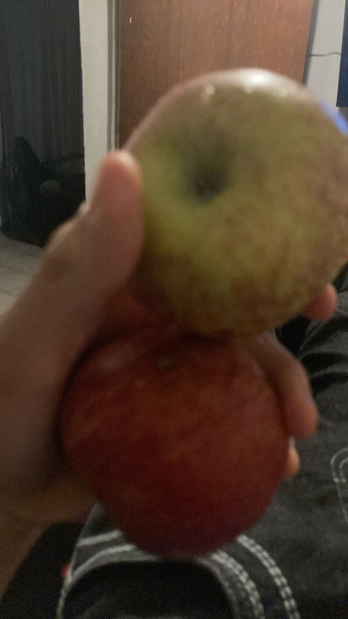 Dos manzanas frescas