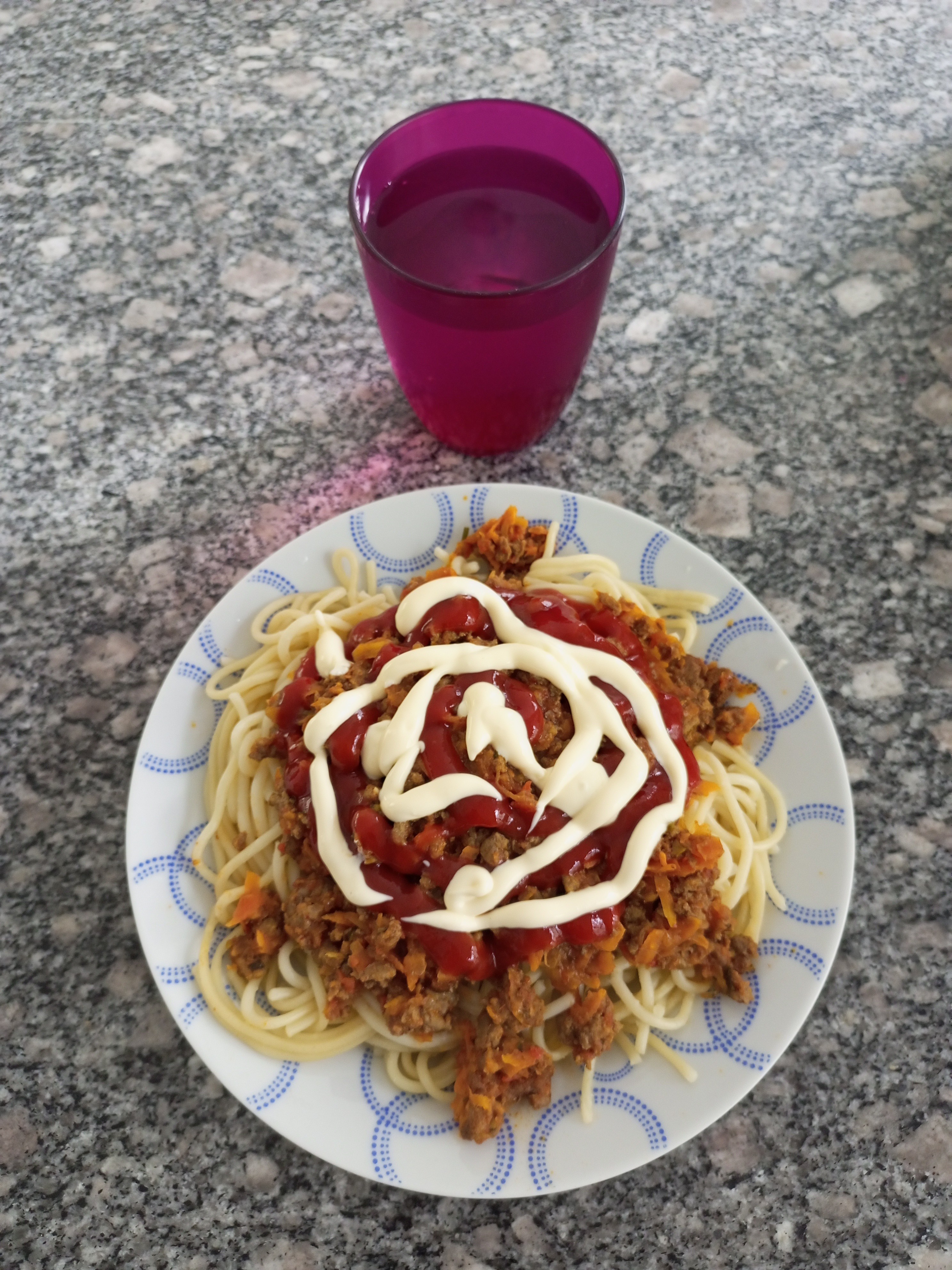 Espaguetis con carne y salsas