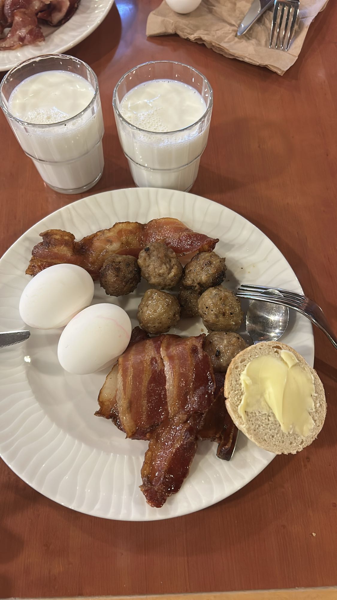 Frukost med bacon och mjölk