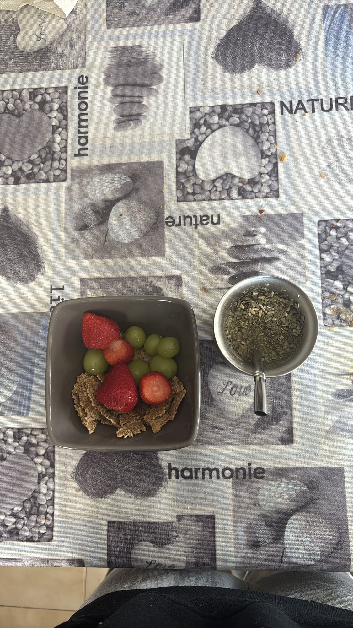 Cereal con frutas y mate