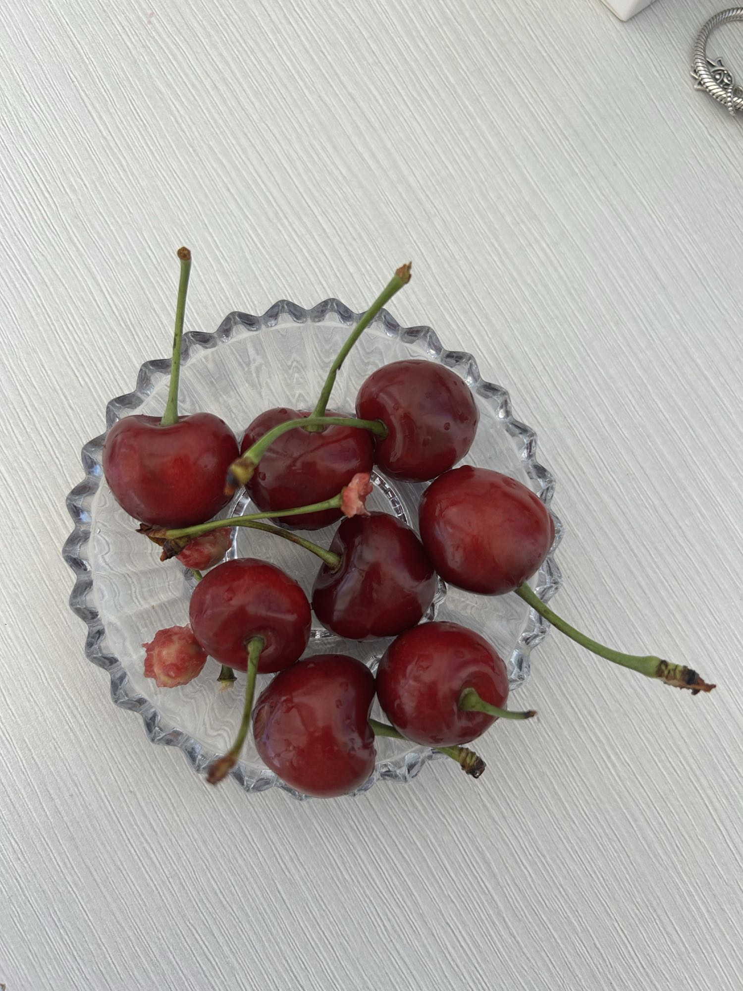 Свежая черешня