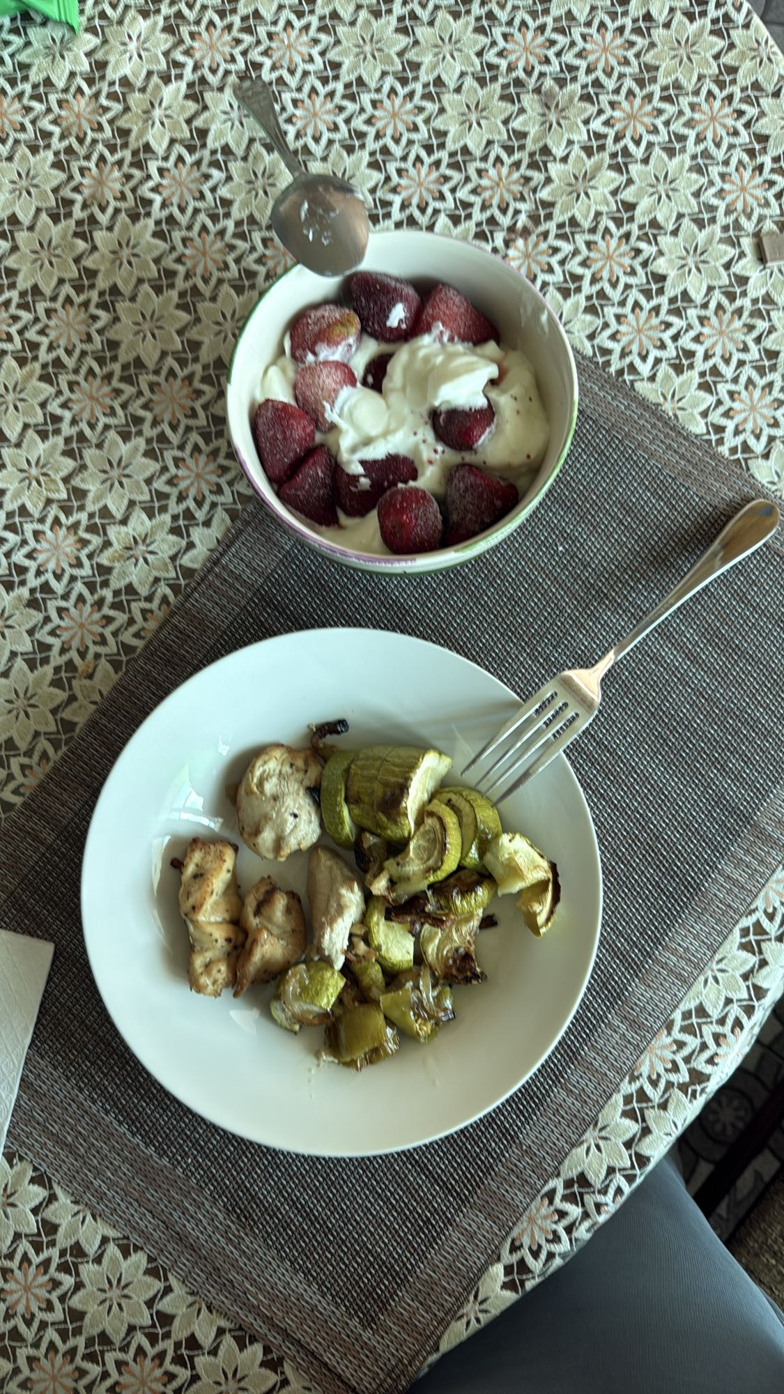 Пиле със зеленчуци и кисело мляко