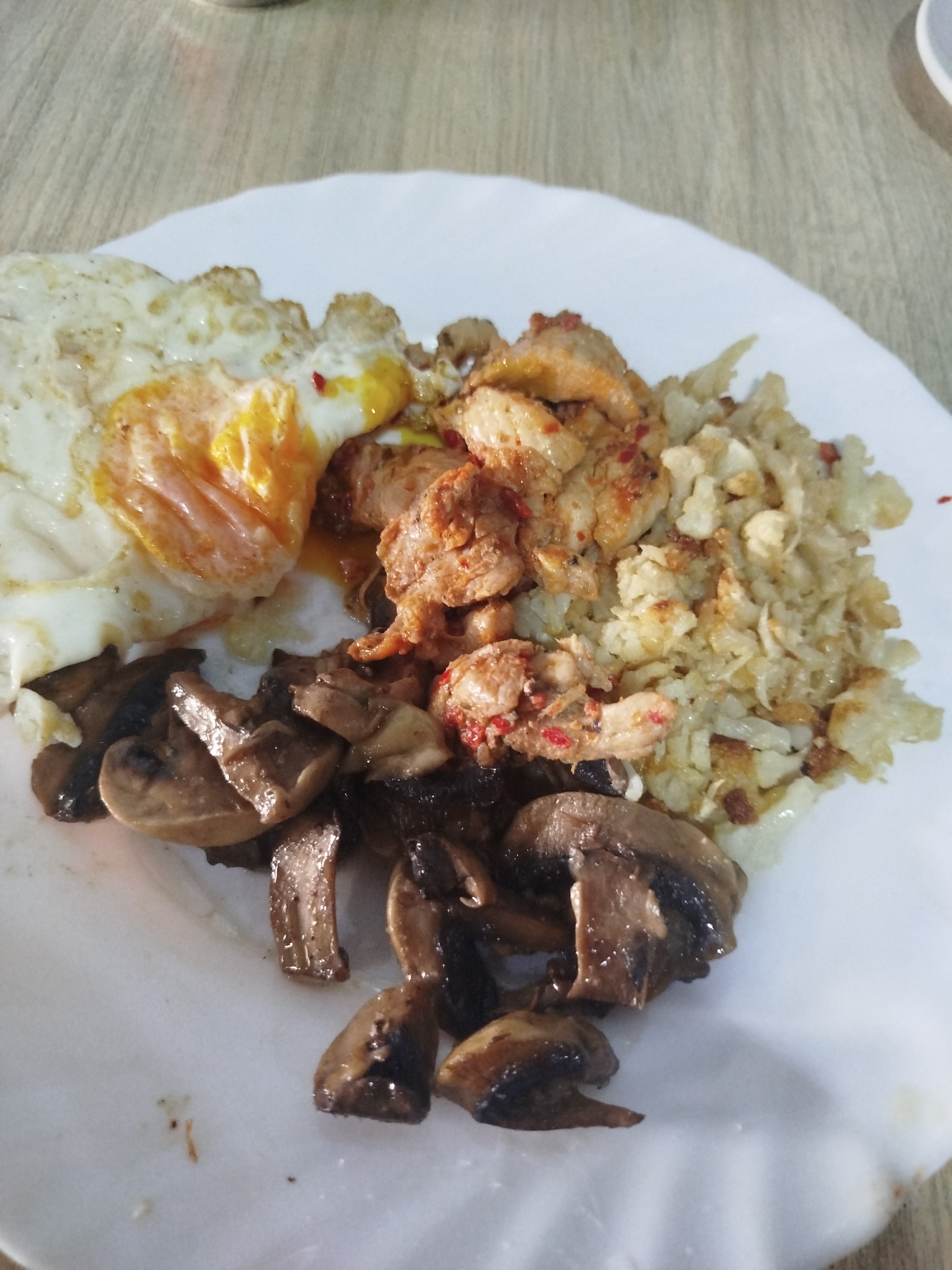 Desayuno con pollo y huevo
