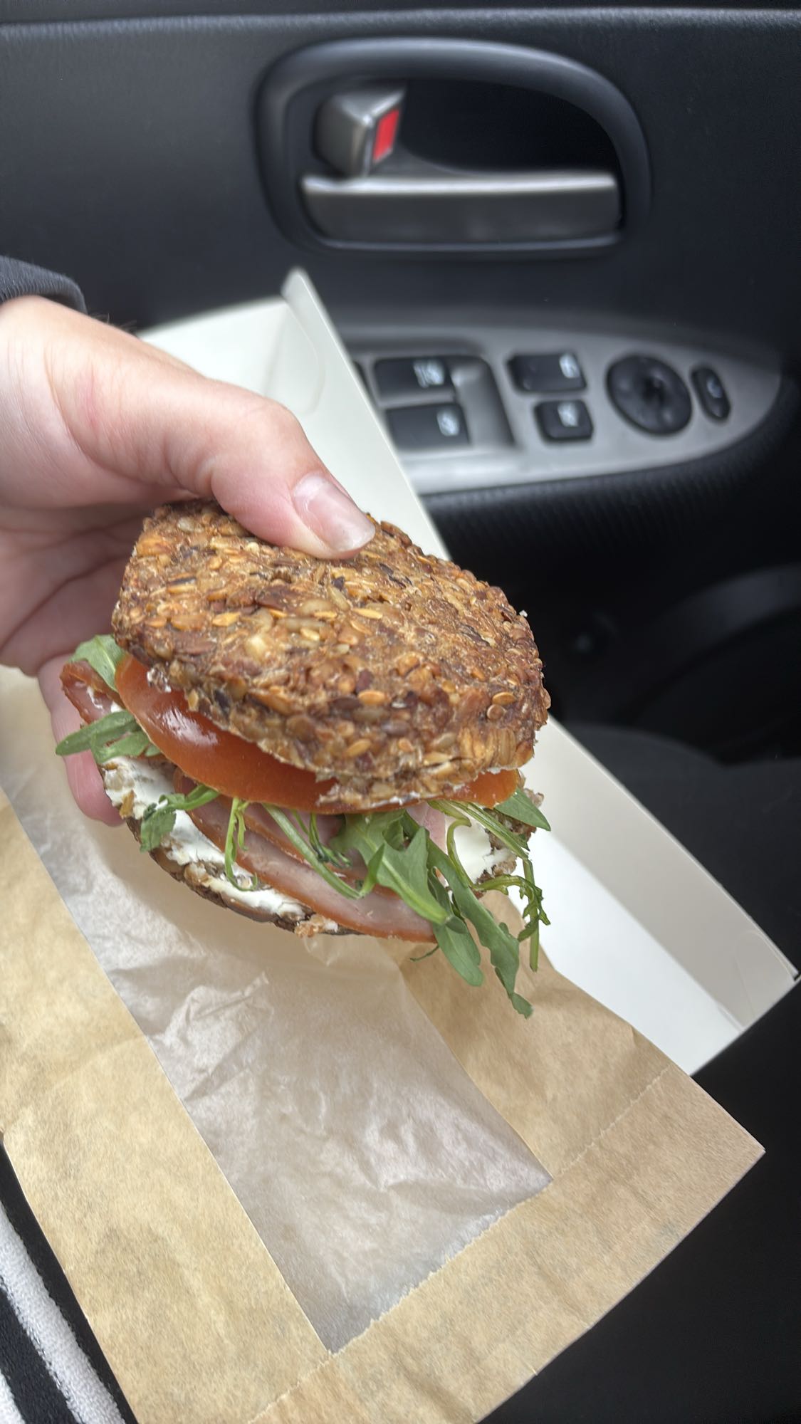 Kanapka z ziarnistym pieczywem