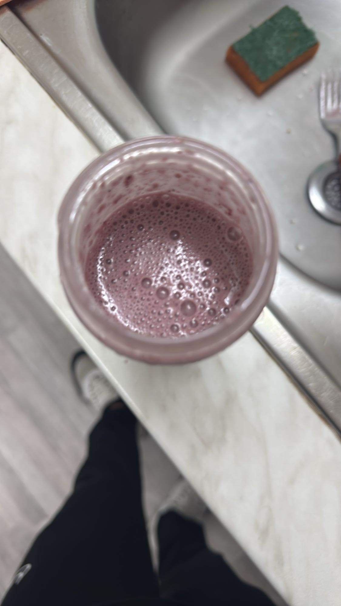 Haferflocken mit Beeren, Milch und Proteinpulver