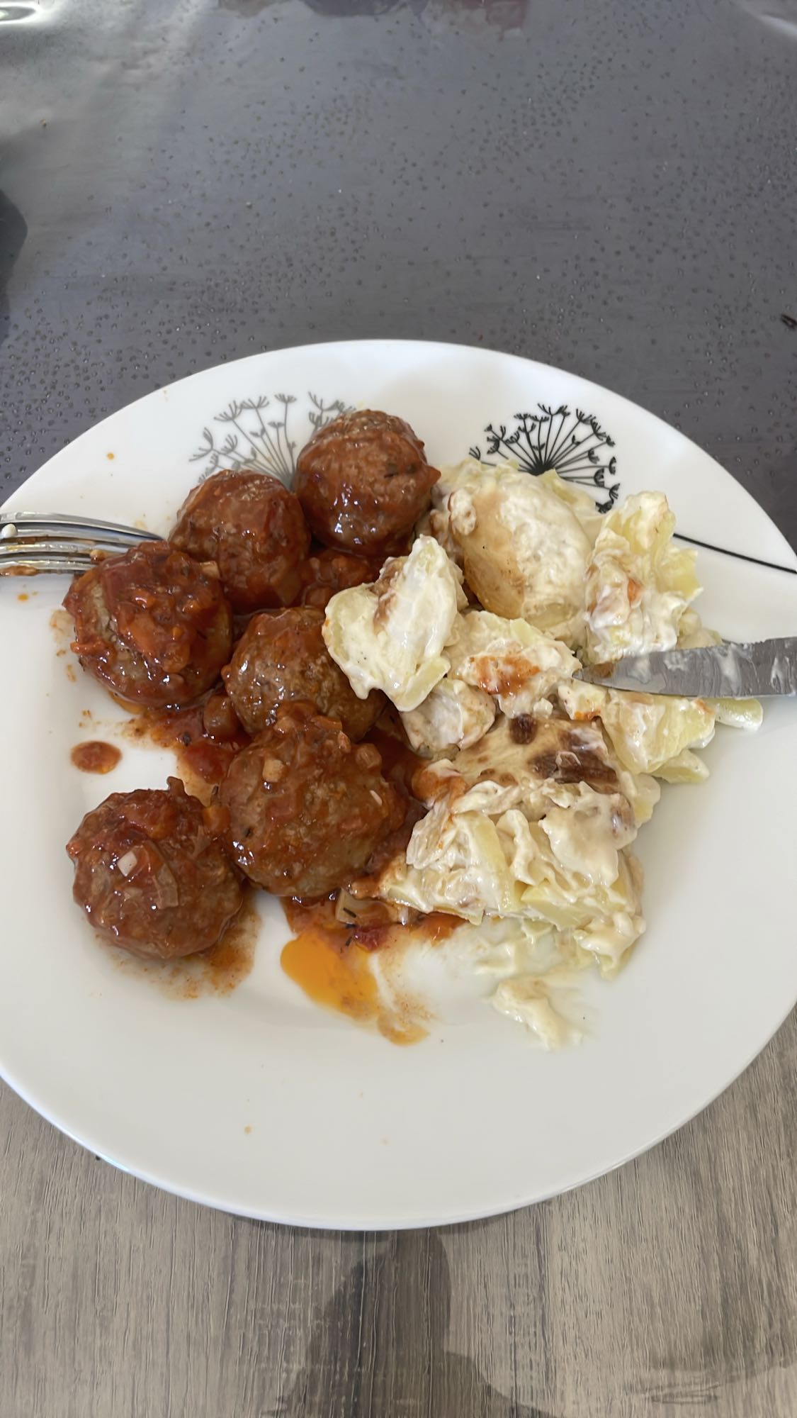 Boulettes et salade crémeuse