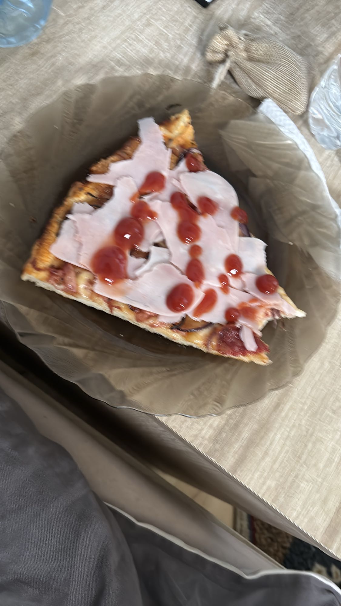 Sonkás pizza szelet ketchuppal