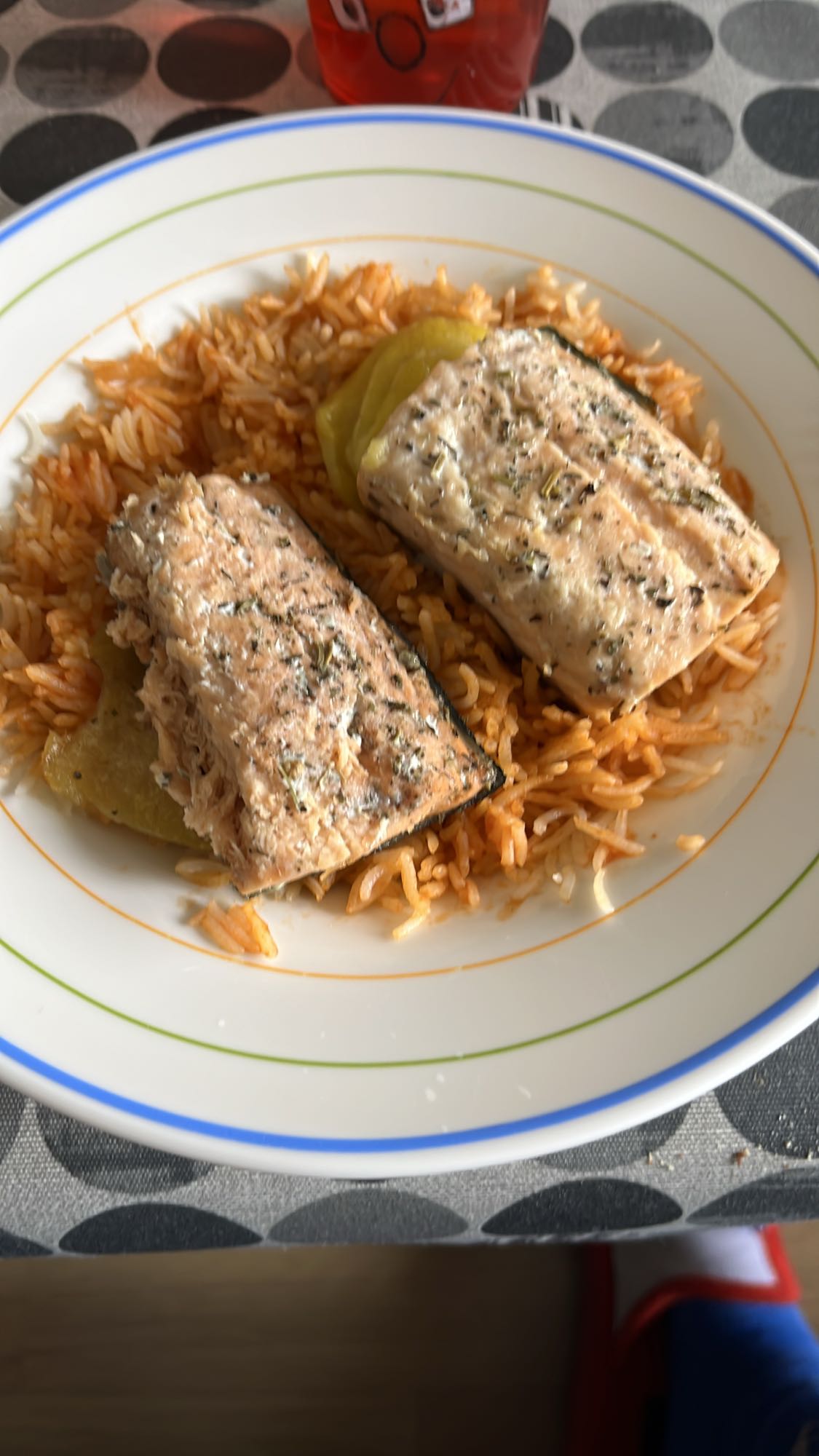 Salmón con arroz rojo