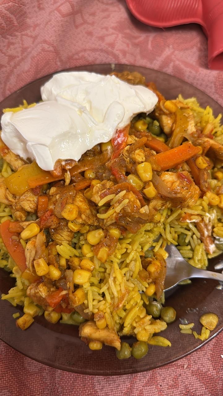 أرز بالدجاج والخضار مع لبن