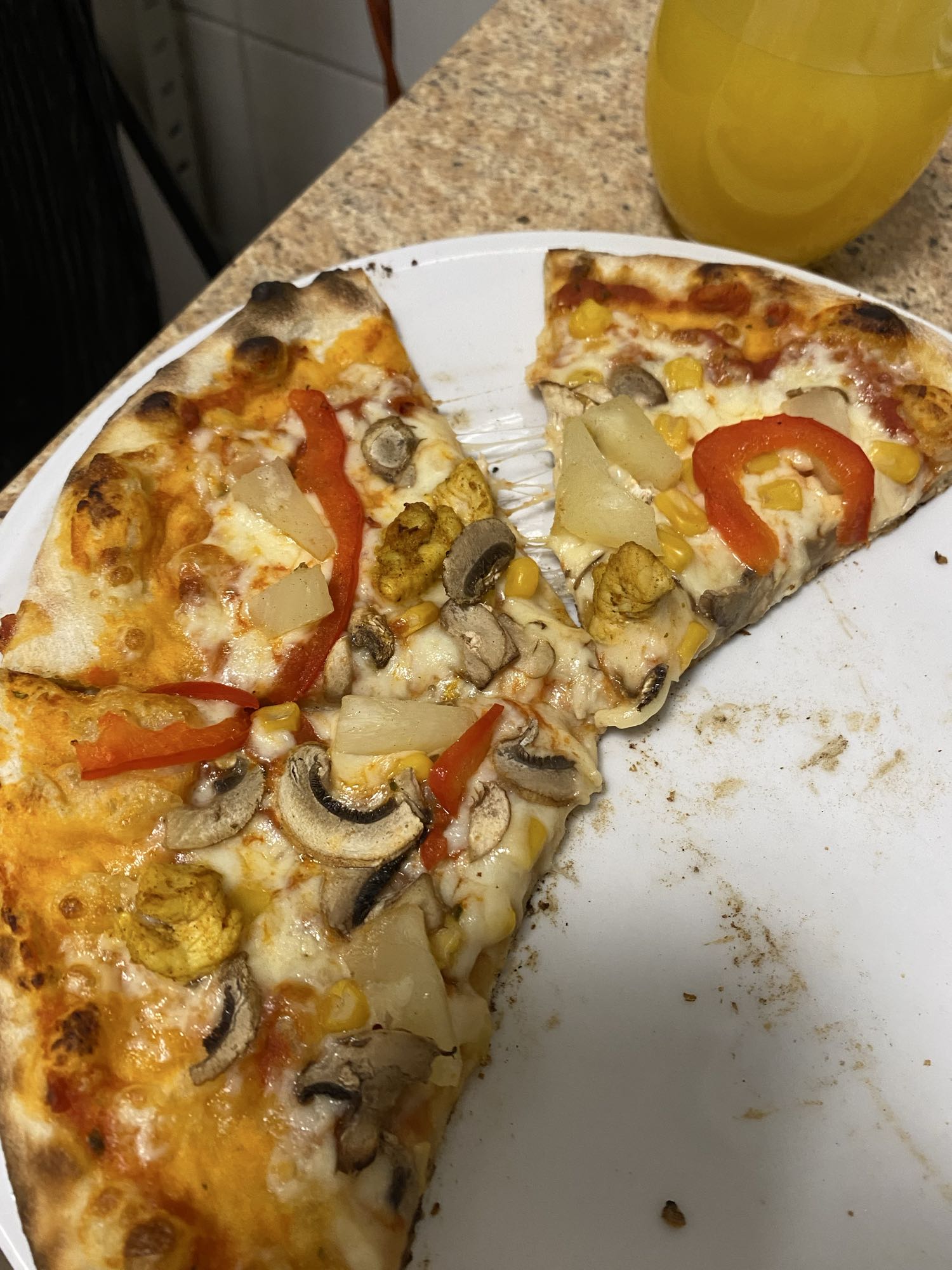 Pizza warzywna z ananasem